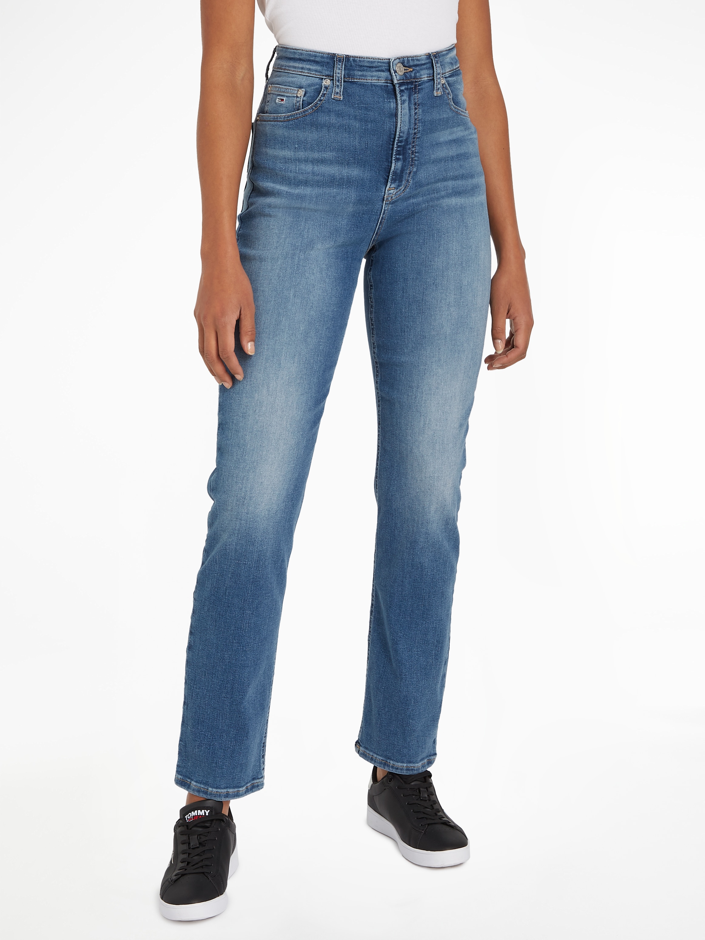 Tommy Jeans Straight-Jeans »Tommy Jeans JULIE - High Waist - Straight Jeans«, Gerade geschnittene denim Jeans mit hoher Taille und Tommy Logo-Badge