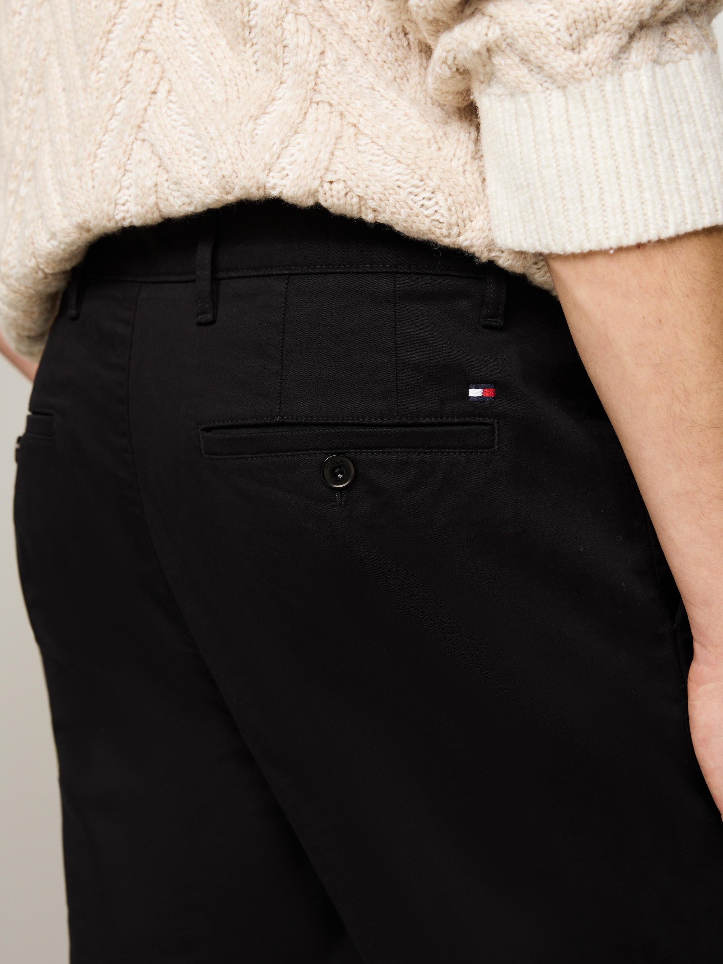 Tommy Hilfiger Chinohose »DENTON CHINO SATIN«, mit Gesässtaschen mit Knopf, Logostickerei