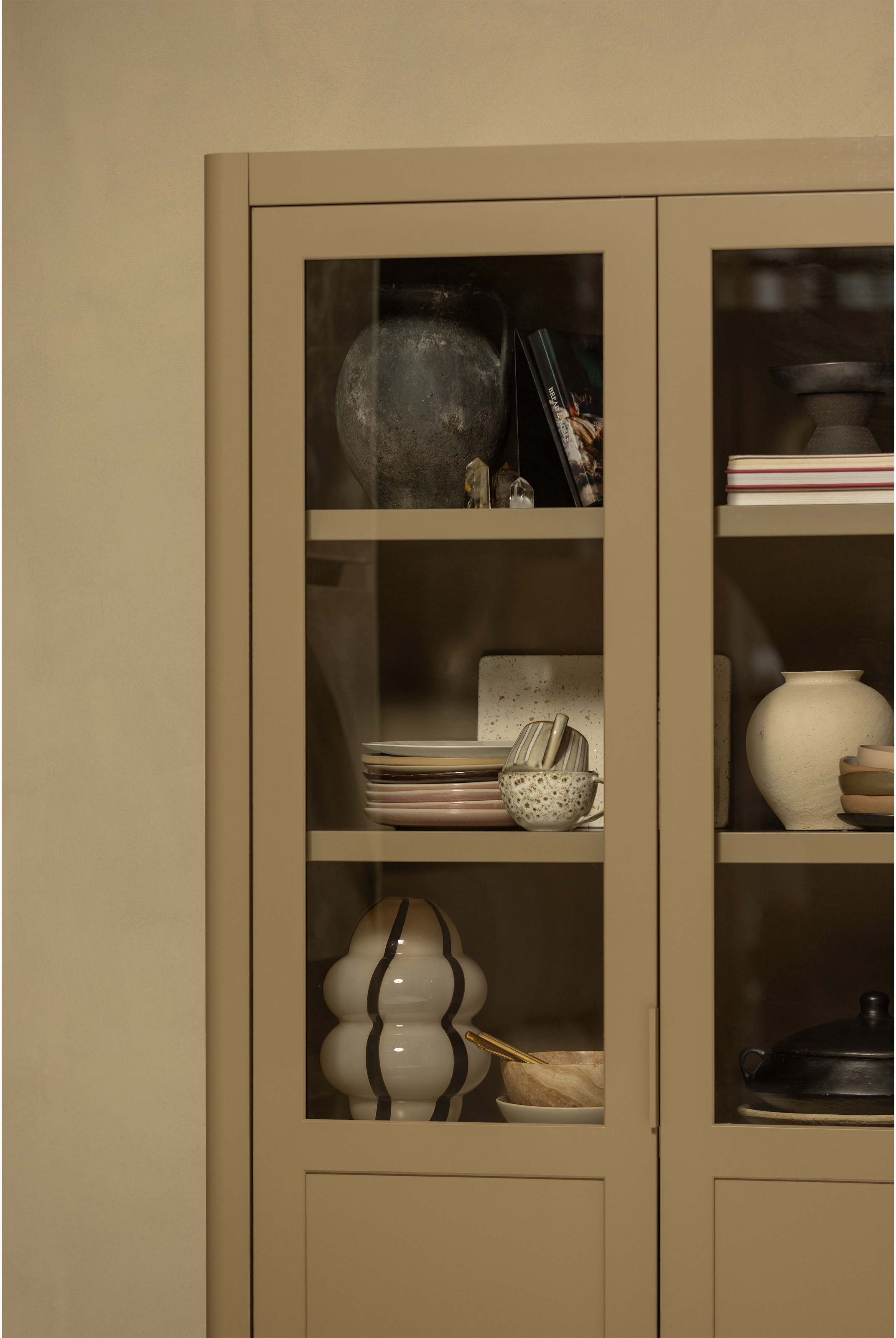 WOOOD Vitrine »Gunnar FSC®-Kiefernholz mit Glasstüren H 217 x B 120 x T 48 cm« Tragkraft 150 kg gesamt, wasserbasierter Schutzlack, Pfleigleicht