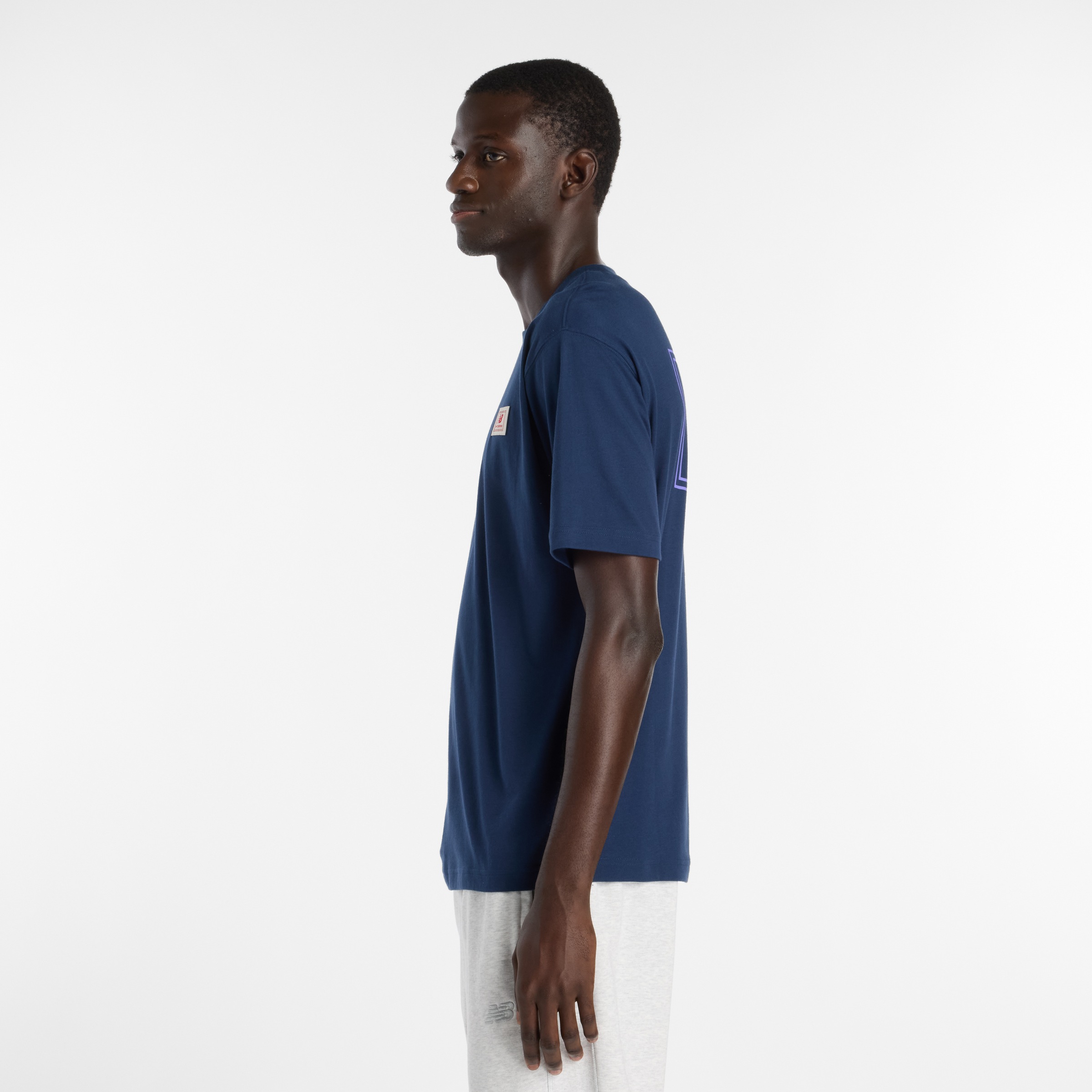 New Balance T-Shirt »WOVEN LABEL T-SHIRT« für sportliche Aktivitäten und Freizeit, sportlicher Stil