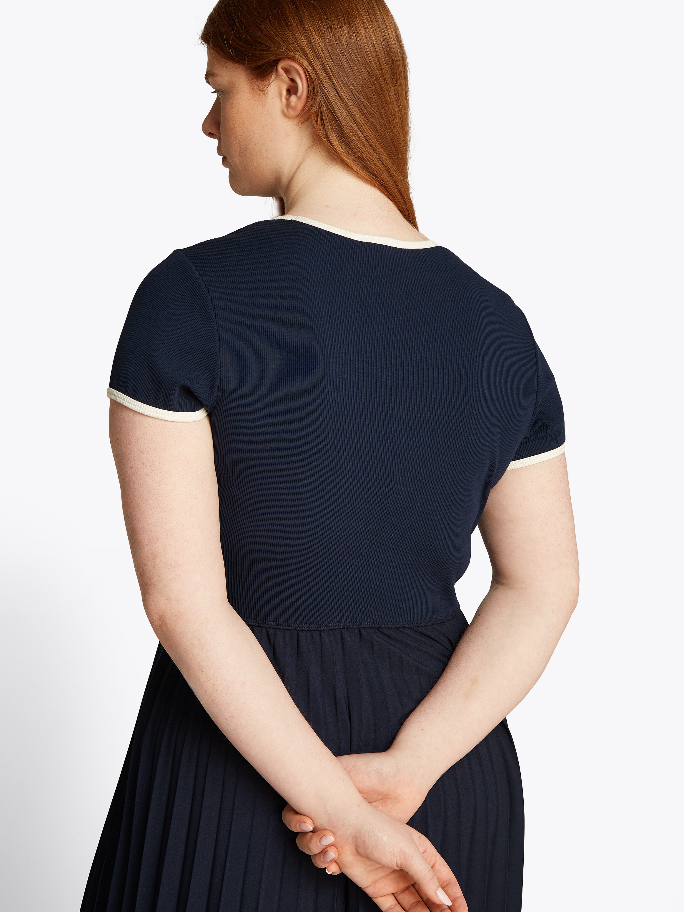 Tommy Hilfiger Curve Blusenkleid »CRV CONTRAST SOFT V-NK DRESS«, in Grossen Grössen, mit tiefem Rundausschnitt