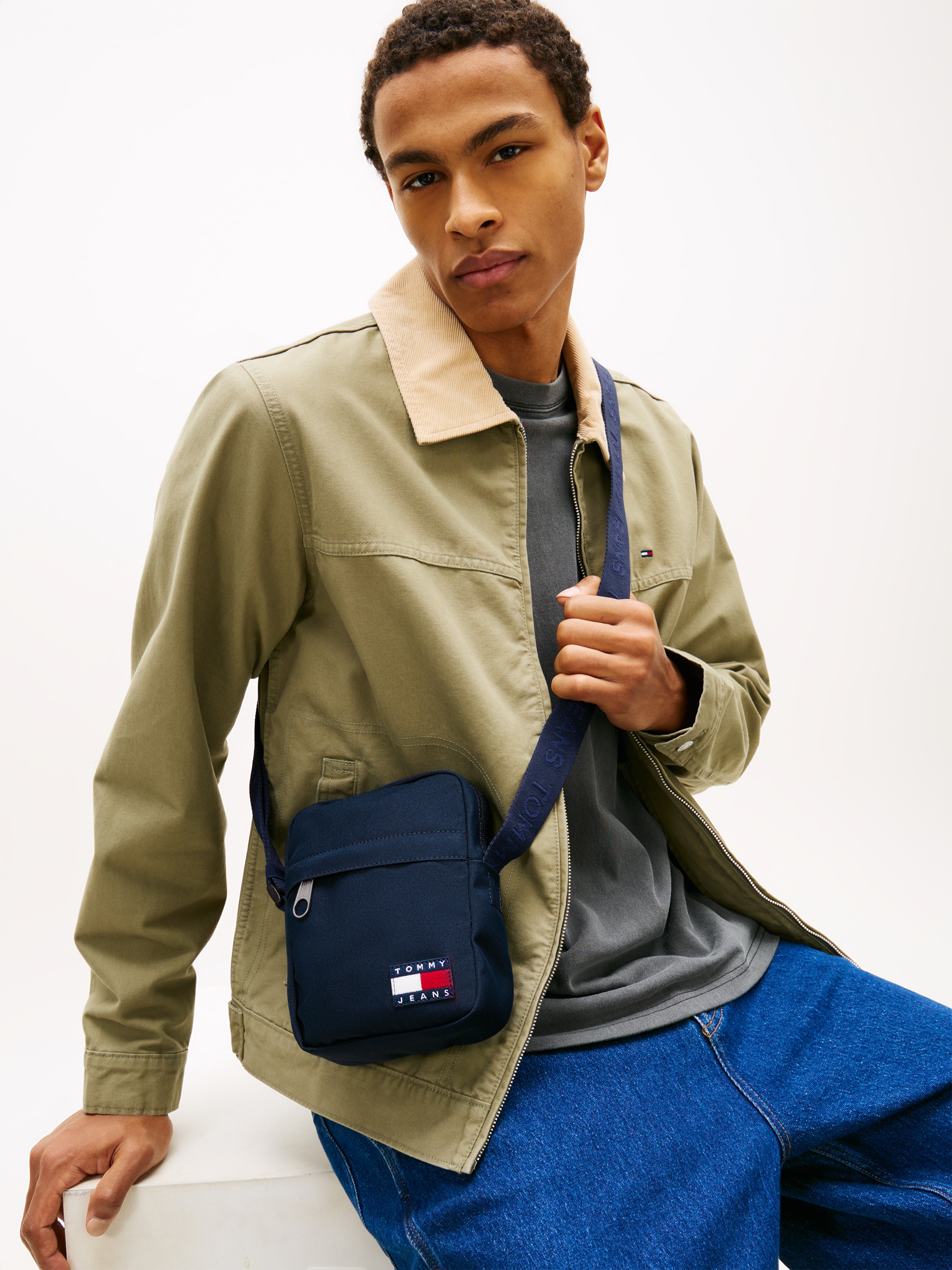 Tommy Jeans Umhängetasche »TJM ESS DAILY REPORTER« Men Schultertasche, Freizeitasche mit Tommy Jeans Flaggen-Aufnäher