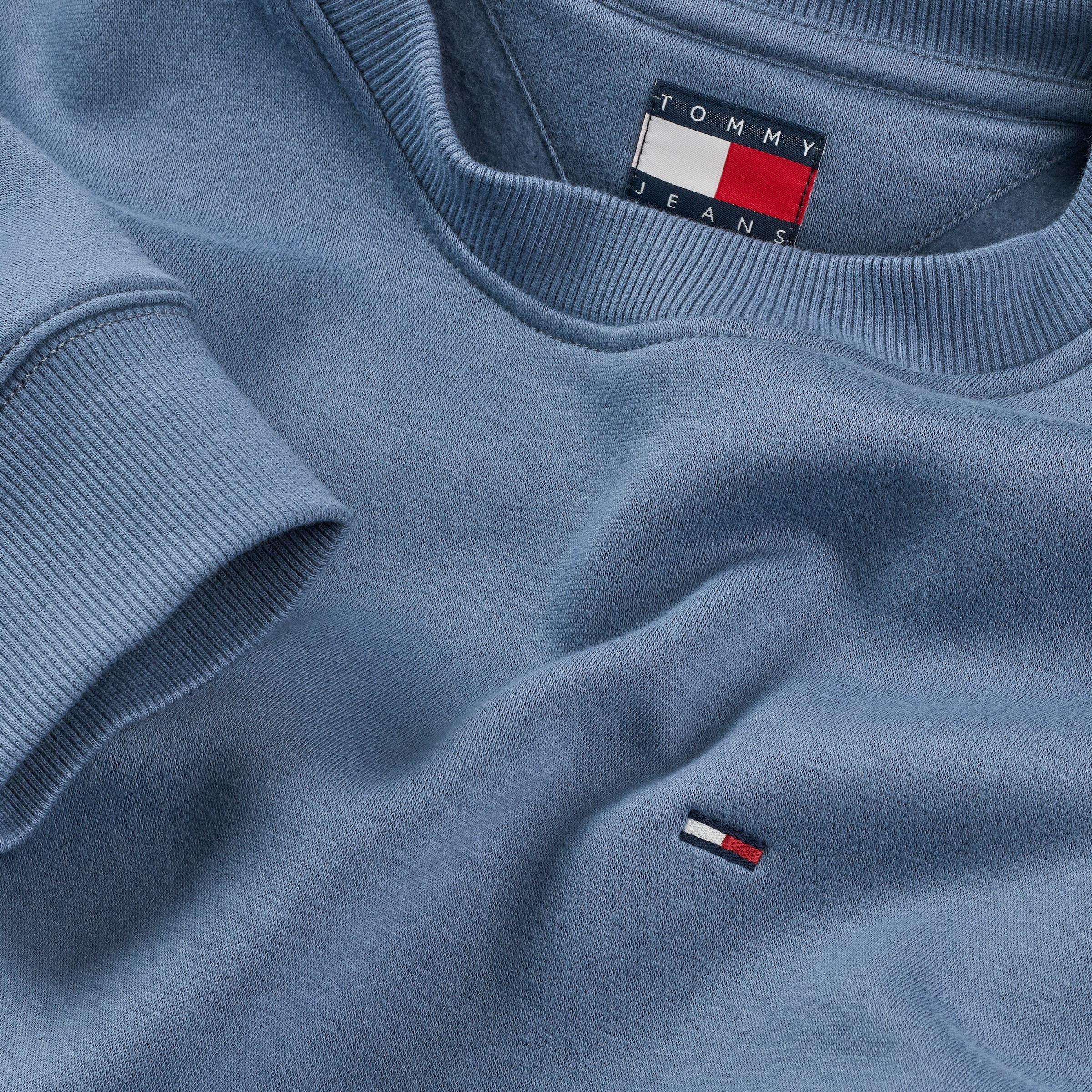Tommy Jeans Sweatshirt »TJM REG S FLAG CREW«, Mit besticktem Markenlogo auf Brusthöhe