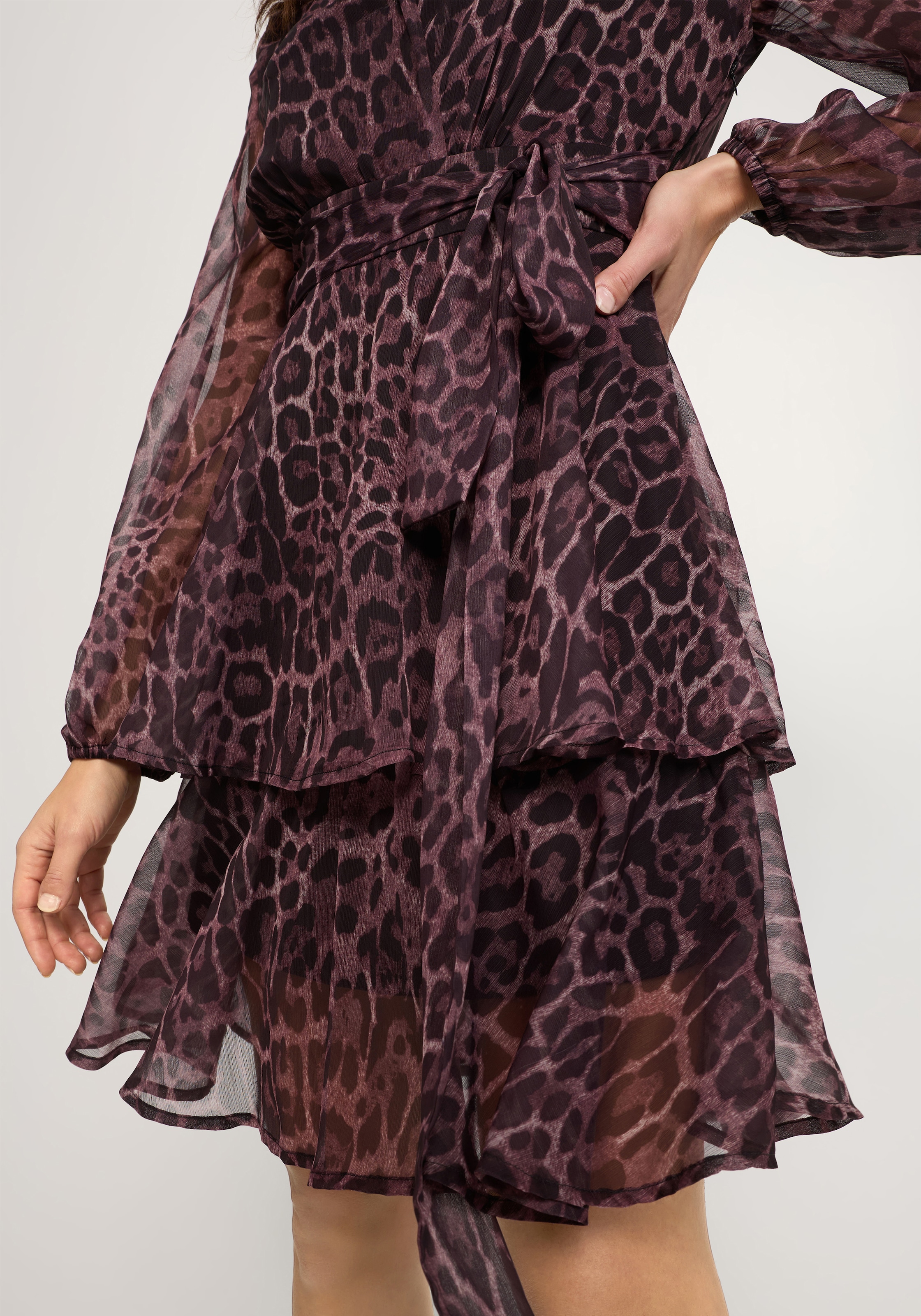 LASCANA Robe imprimée Sans poches avec ceinture fixe, robe d'été élégante à motif léopard
