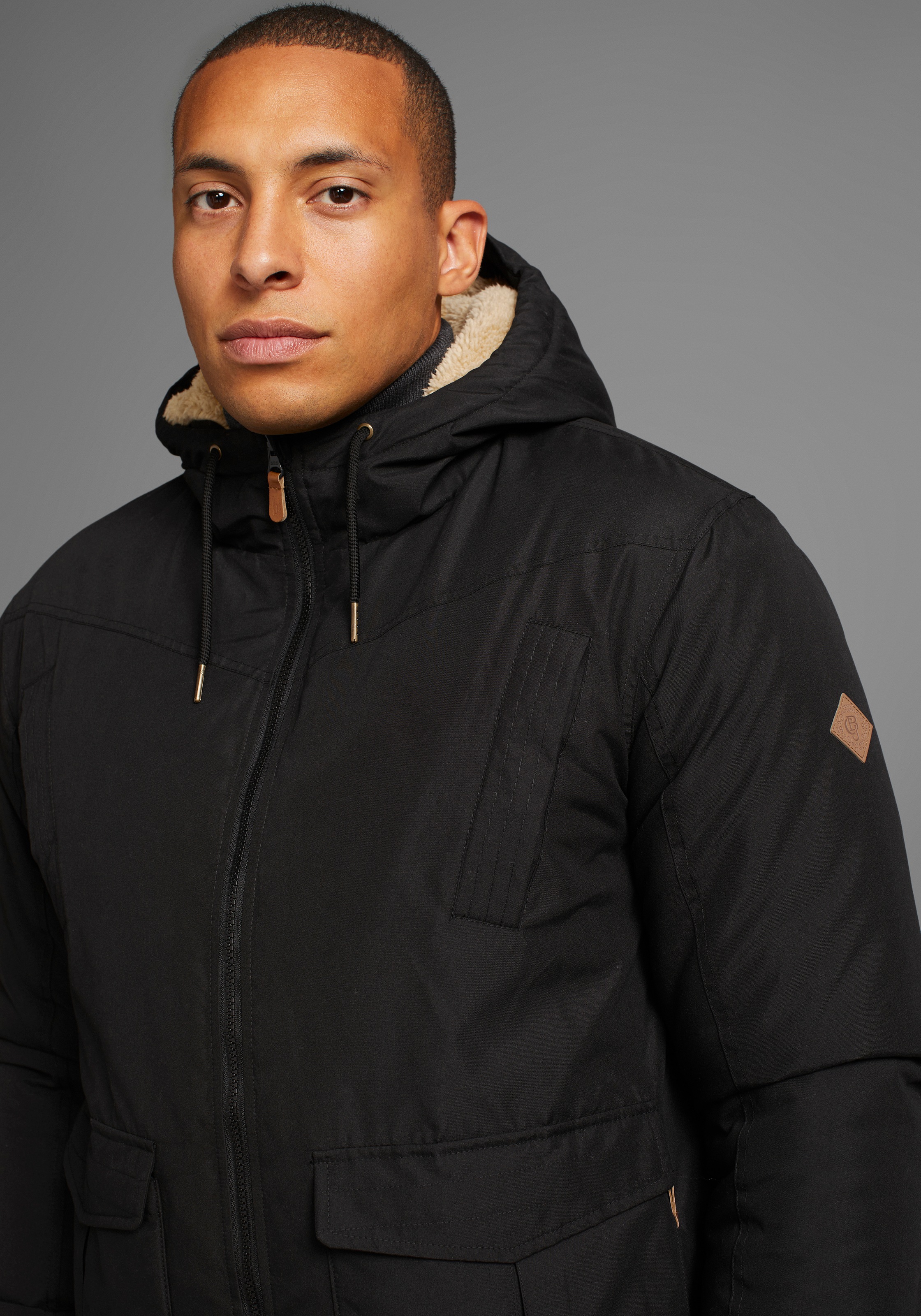 Bruno Banani Winterjacke, mit Kapuze, aus Baumwolle und Polyester, hochschliessender Kragen