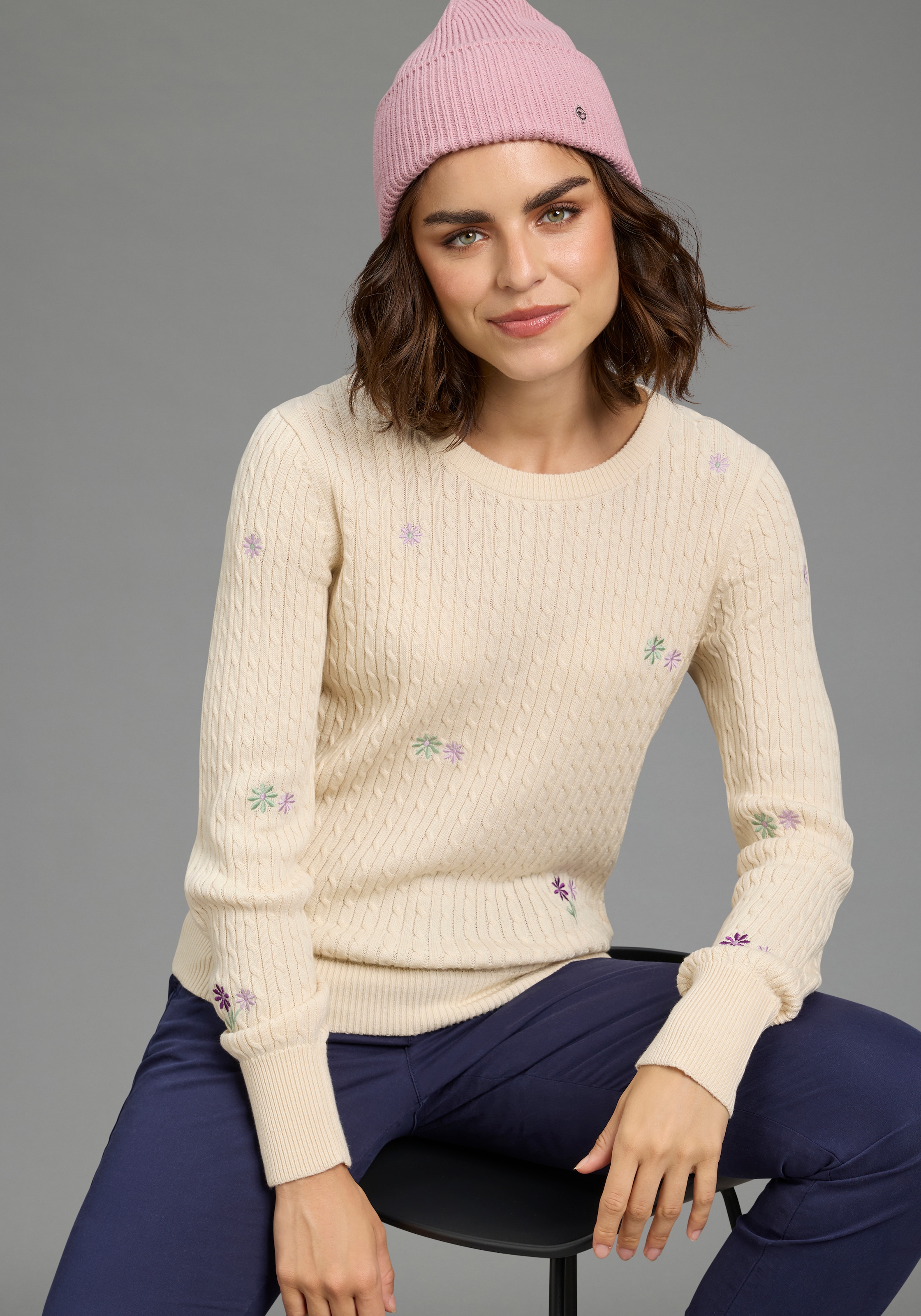 Image of KangaROOS Strickpullover Blumenstickerei, schmale Basic-Passform, aus Baumwolle