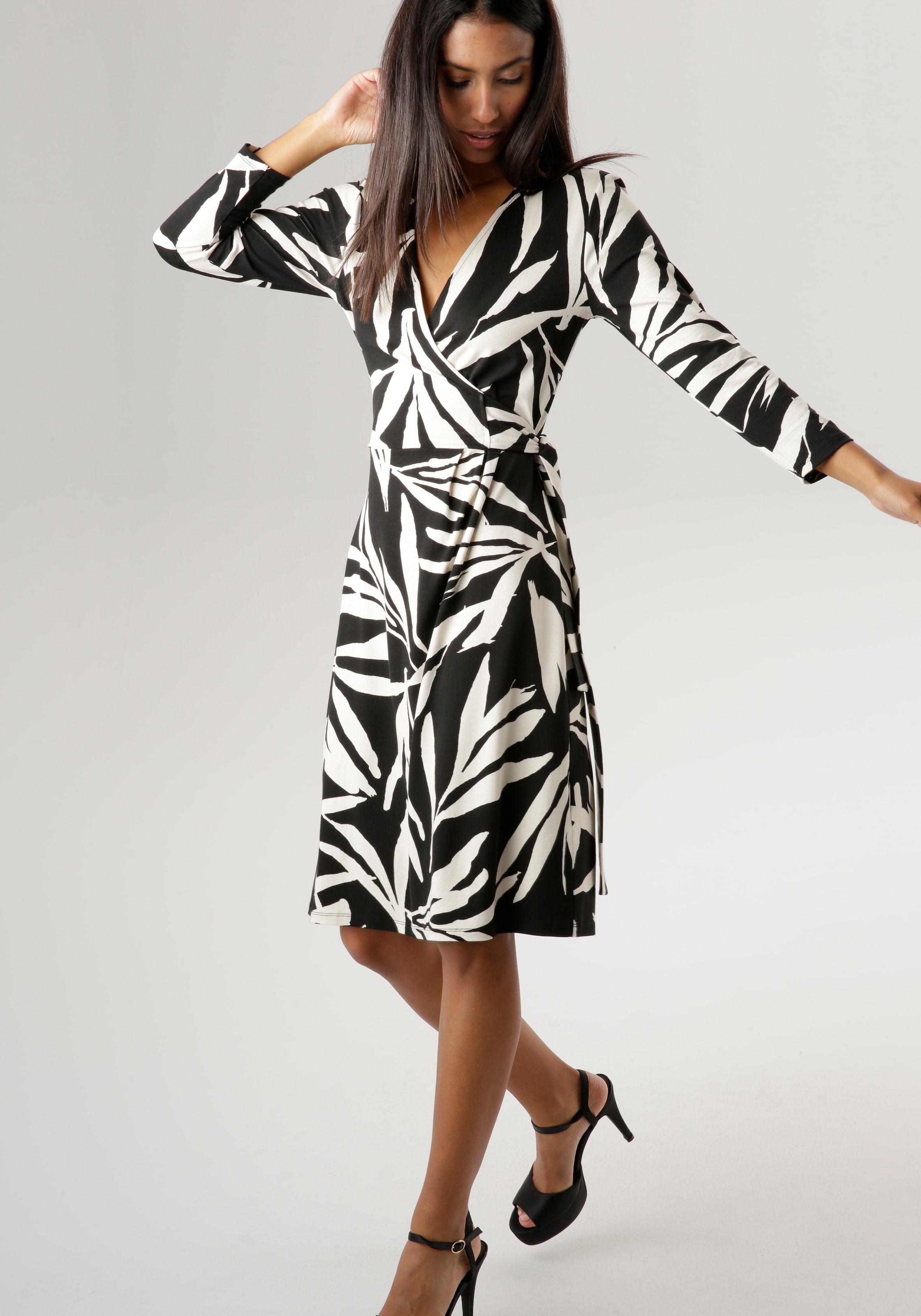 Aniston SELECTED Jerseykleid, mit Blätterdruck und femininer Wickeloptik - NEUE KOLLEKTION