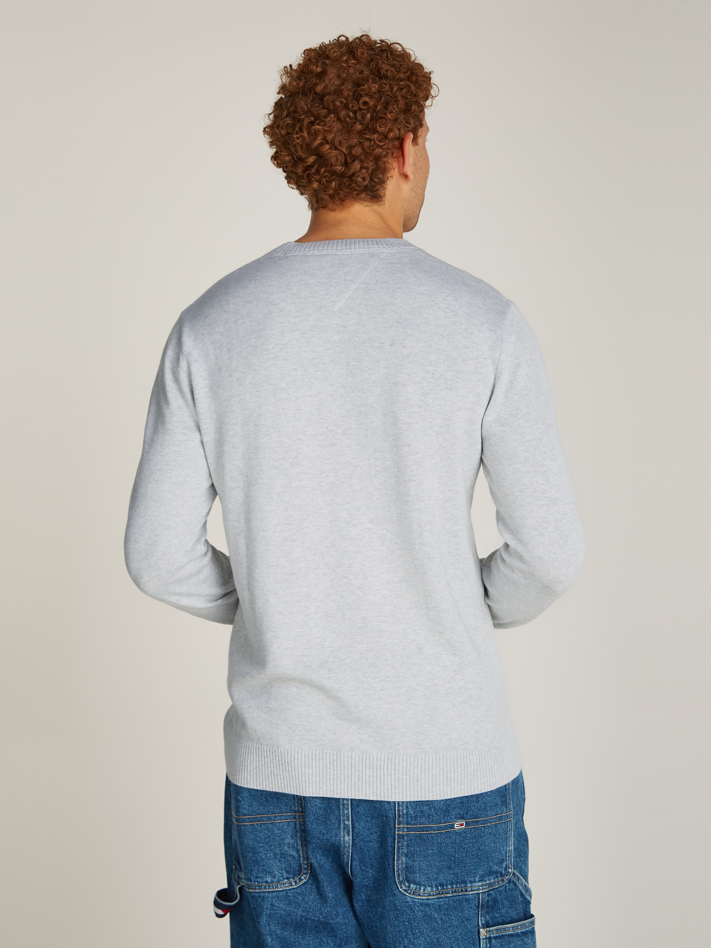 Tommy Jeans Rundhalspullover »TJM SLIM ESSENTIAL LIGHT SWEATER«, mit Flag-Patch