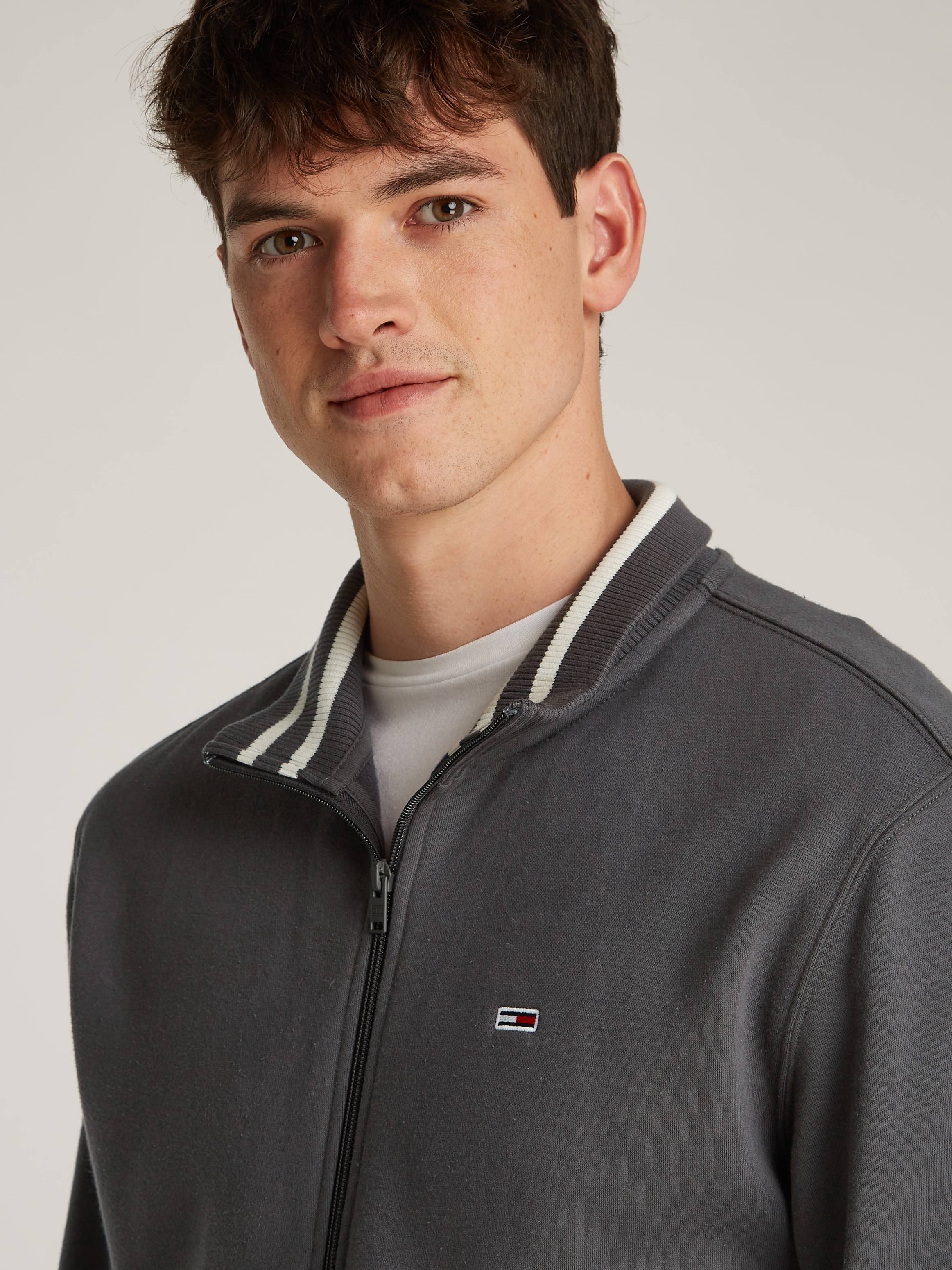 Tommy Jeans Plus Sweatjacke »TJM REG FLEECE ZIP THRU EXT«, in Grossen Grössen, Logostickerei