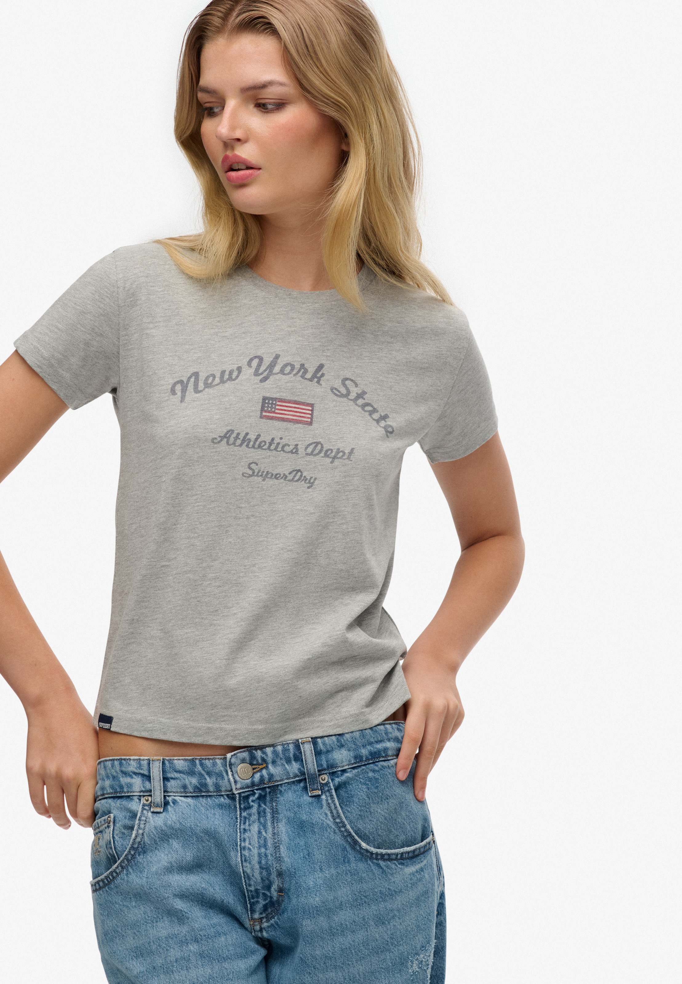 Superdry T-shirt imprimé »ATH ESS FITTED GRAPHIC TEE« en coton et jersey simple, coupe slim, col rond