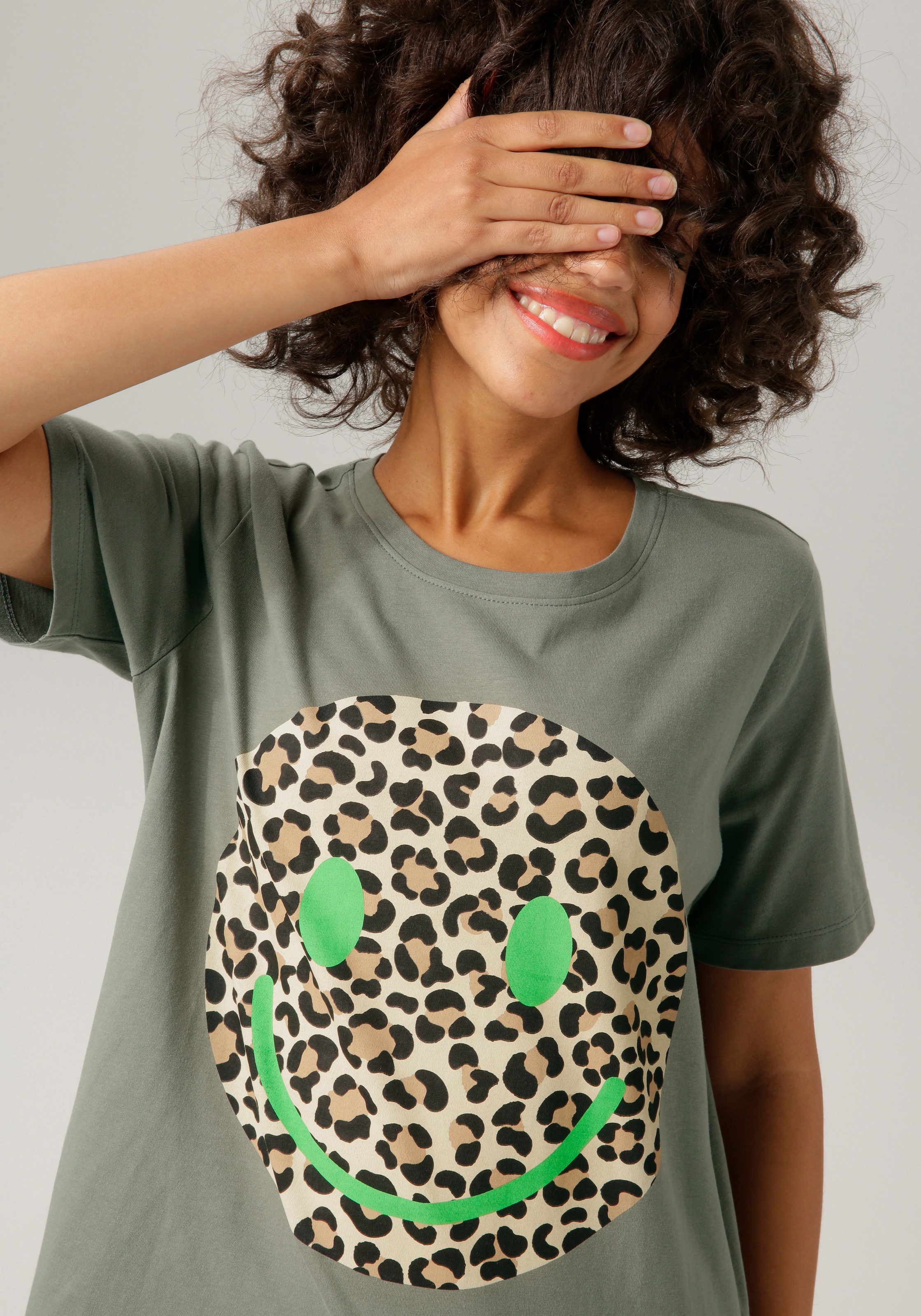 Aniston CASUAL T-Shirt, mit Smiley-Frontprint im Animal-Look