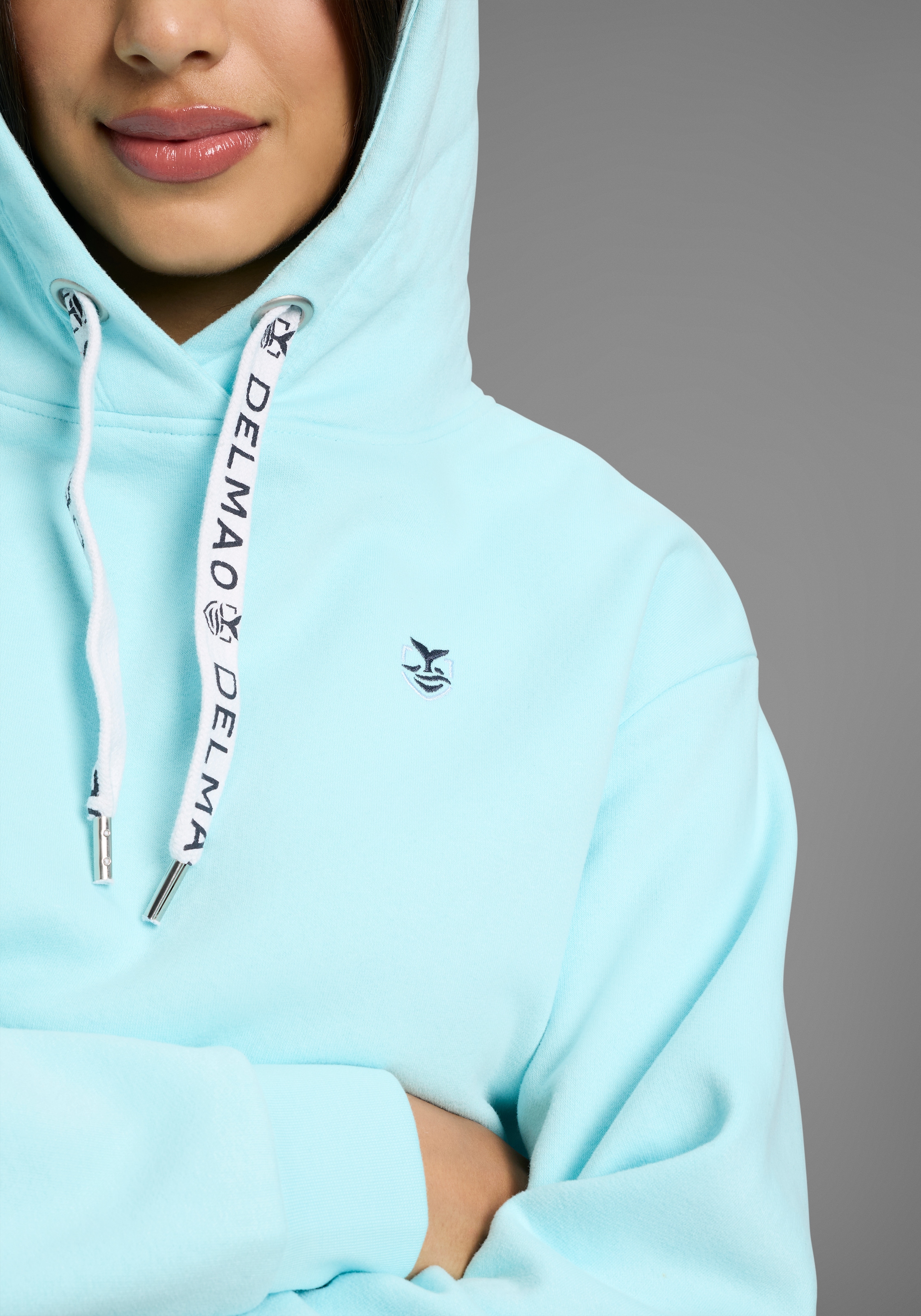 DELMAO Kapuzensweatshirt, Weiche Baumwollmischung mit Kängurutasche und bedruckter Kordel