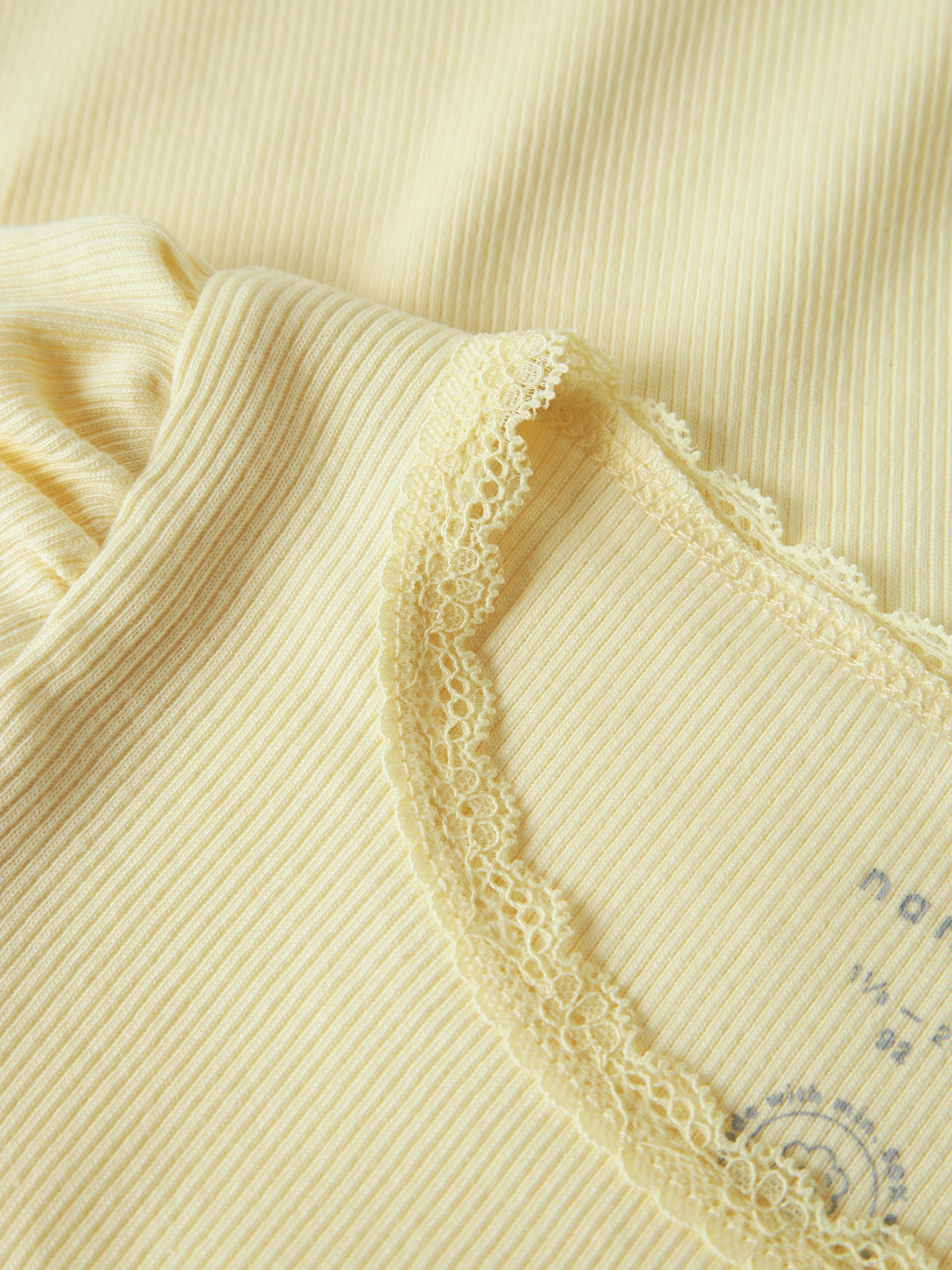 Name It Shirttop »NMFKAB TOP NOOS«, mit toller Spitzenkante am Ausschnitt