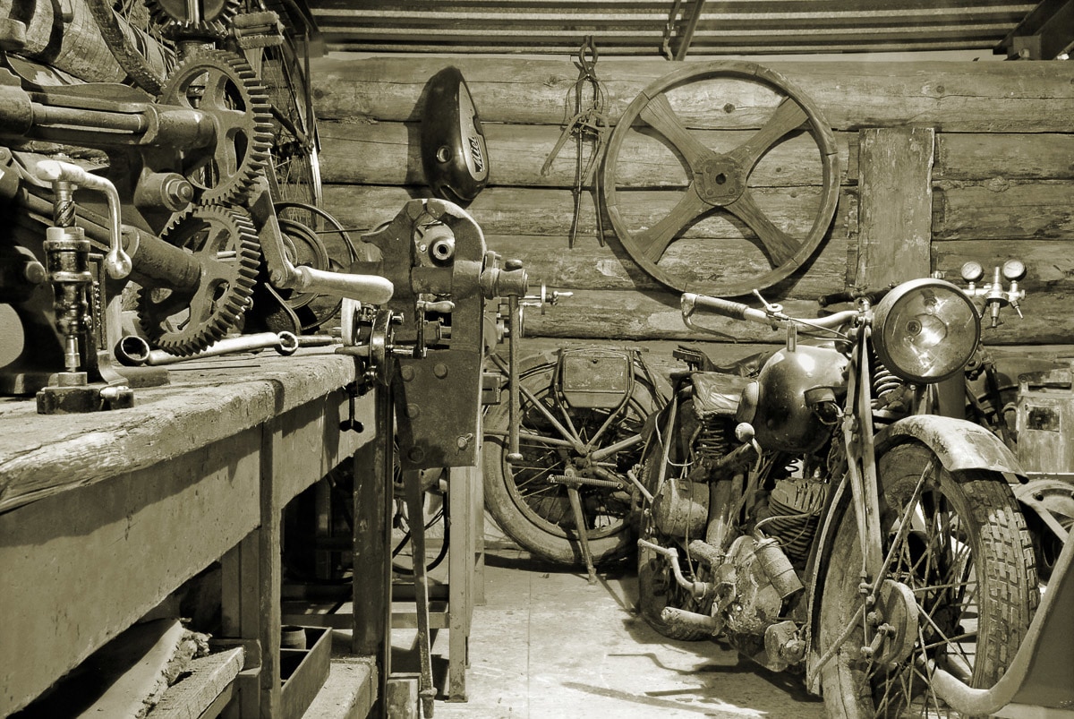 Image of Papermoon Fototapete "Motorradgarage"