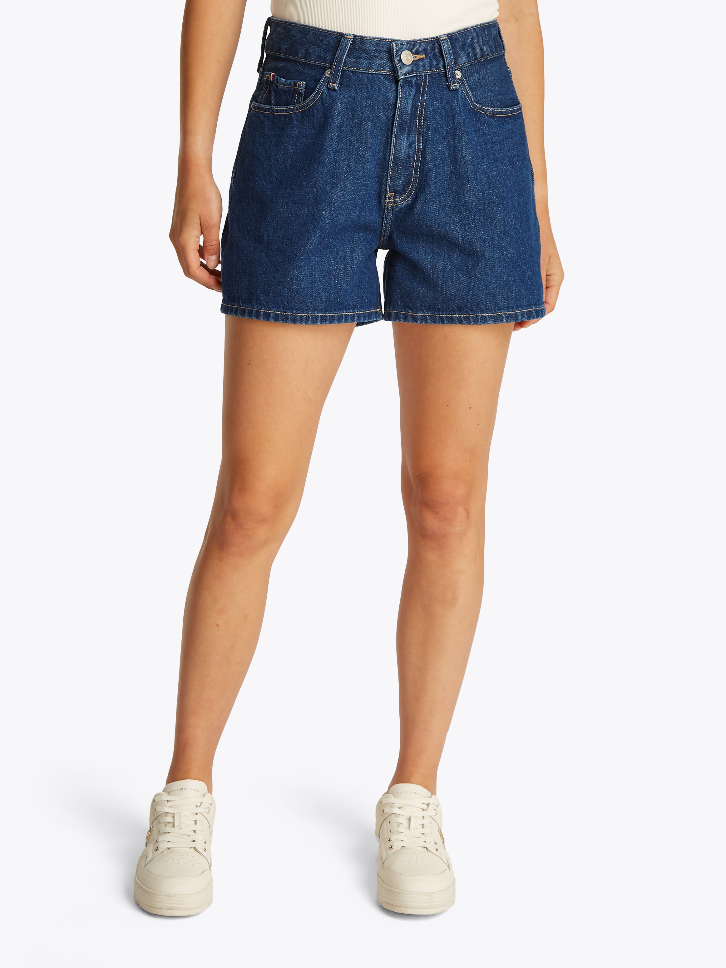 Image of Tommy Hilfiger Shorts "DNM MINI SHORT HW ACE" mit ausgestelltem Bein