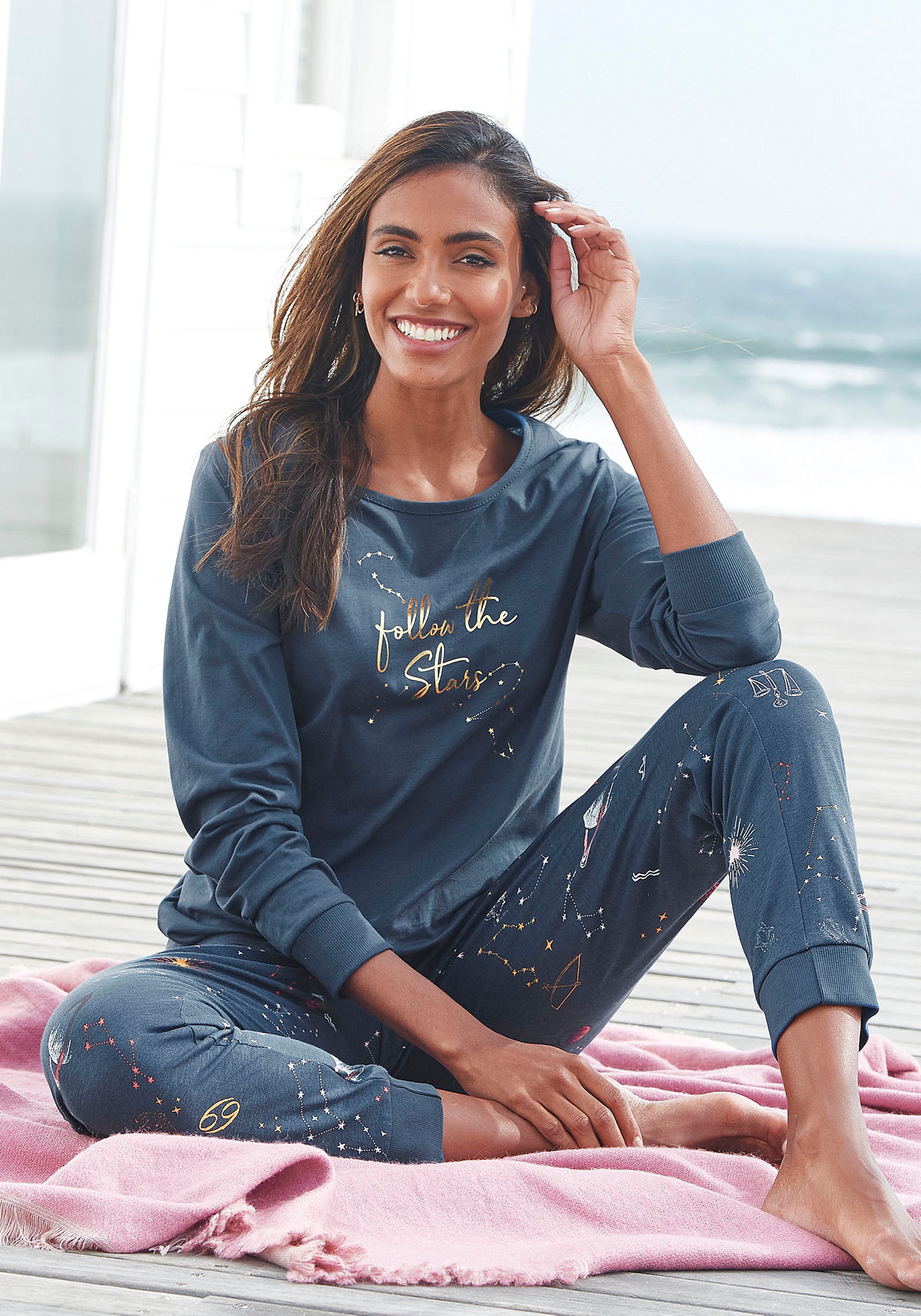 Vivance Dreams Pyjama Set, 2 tlg. mit Galaxy-Print