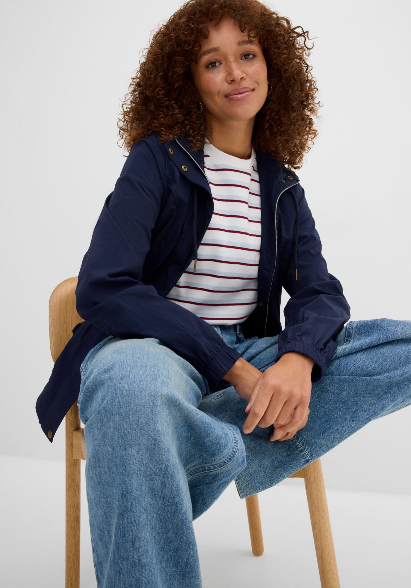 bonprix Veste tous temps mit Kapuze sportlicher Stil, leichter Parka mit Kapuze, mit seitlichen Taschen