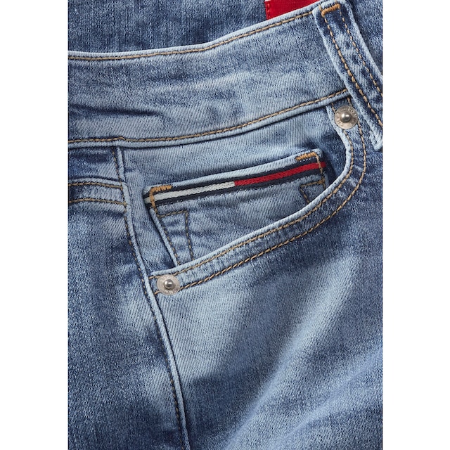♕ Tommy Jeans mit versandkostenfrei Logobadge SSKN »Jeans bestellen Labelflags HR CG4«, Skinny-fit-Jeans und SYLVIA