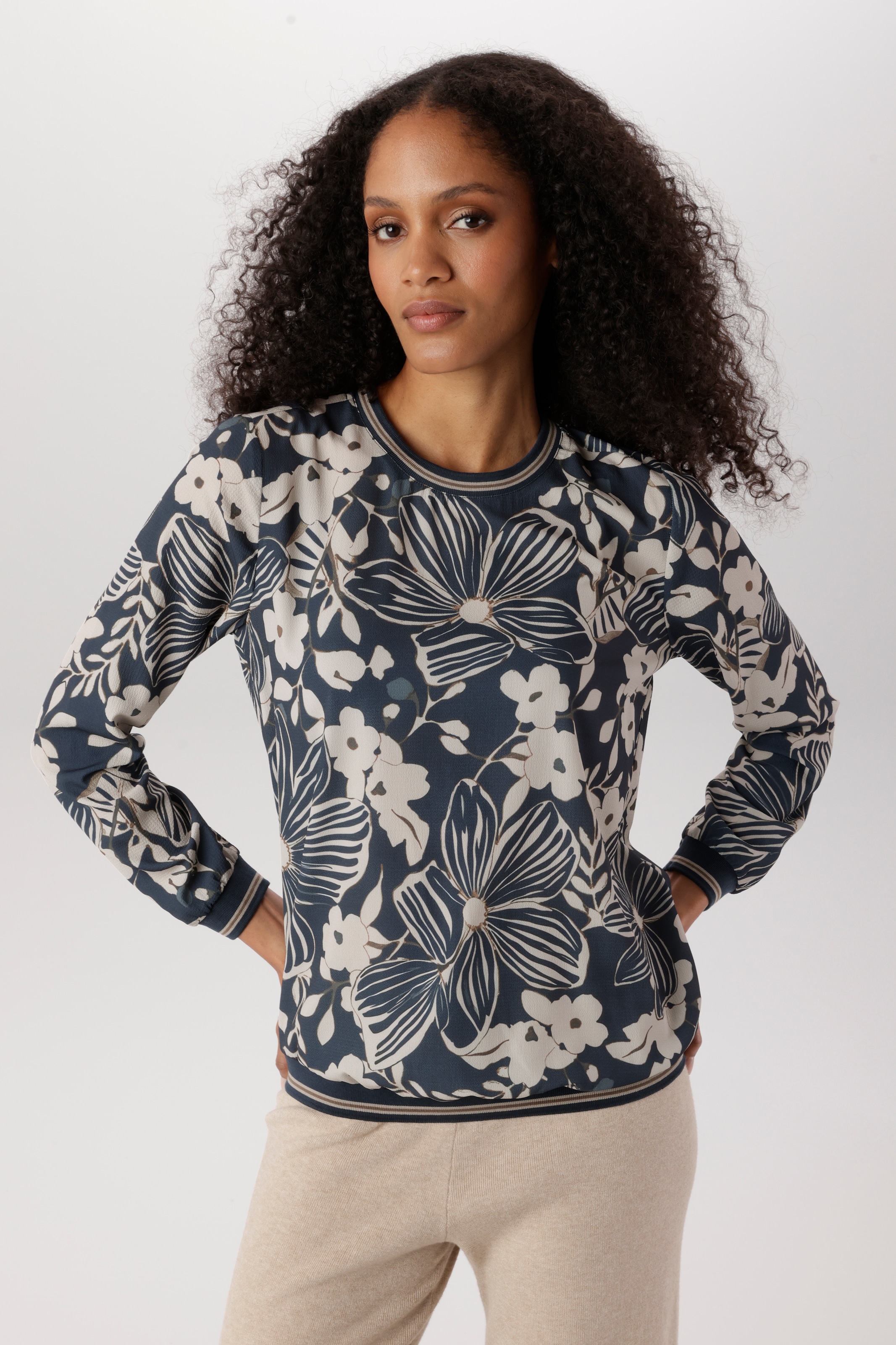 Image of Aniston SELECTED Shirtbluse mit sportiven Bündchen und floralem Druck - NEUE KOLLEKTION