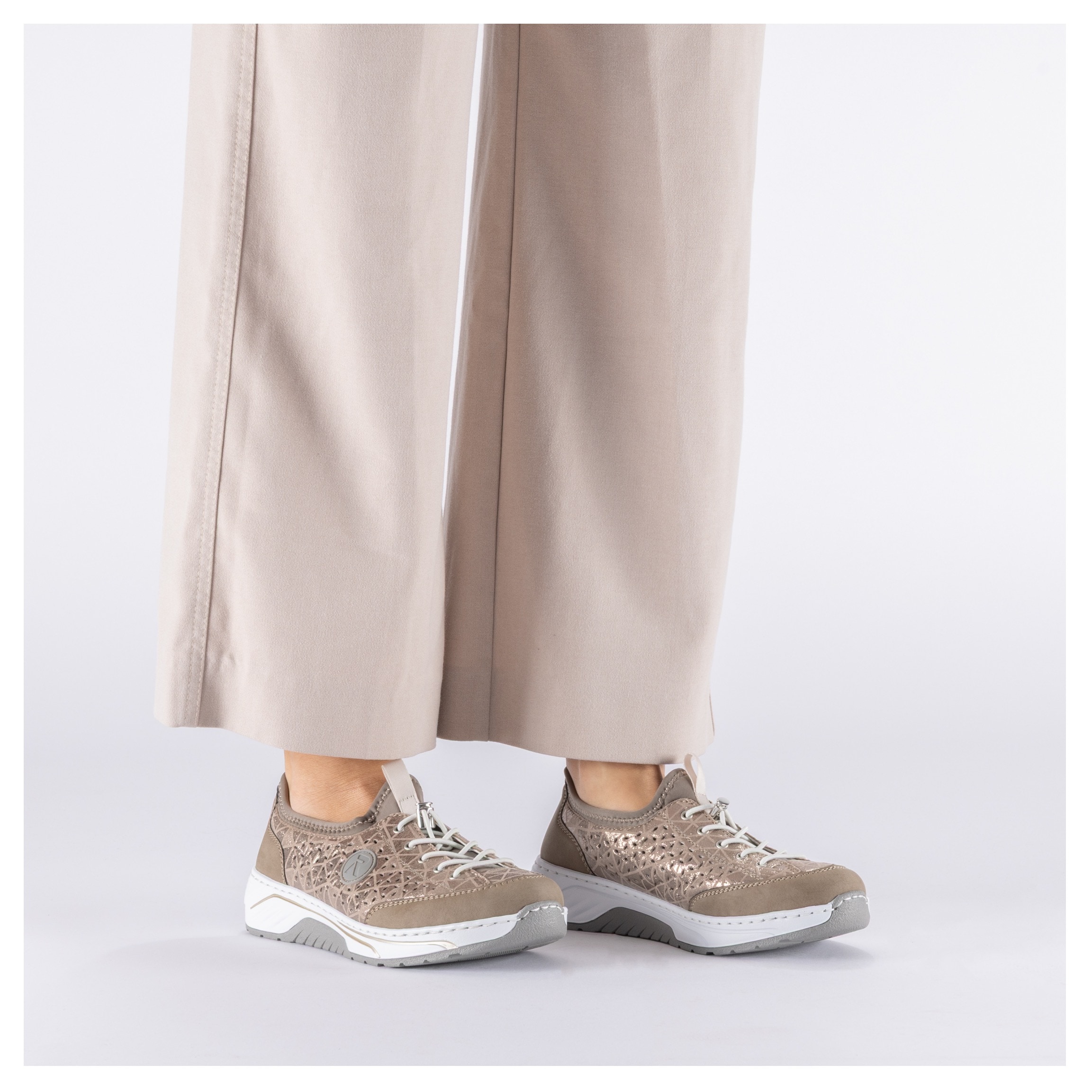 Rieker Slip-On Sneaker  Slipper, Freizeitsneaker, Halbschuh in Metallic-Optik