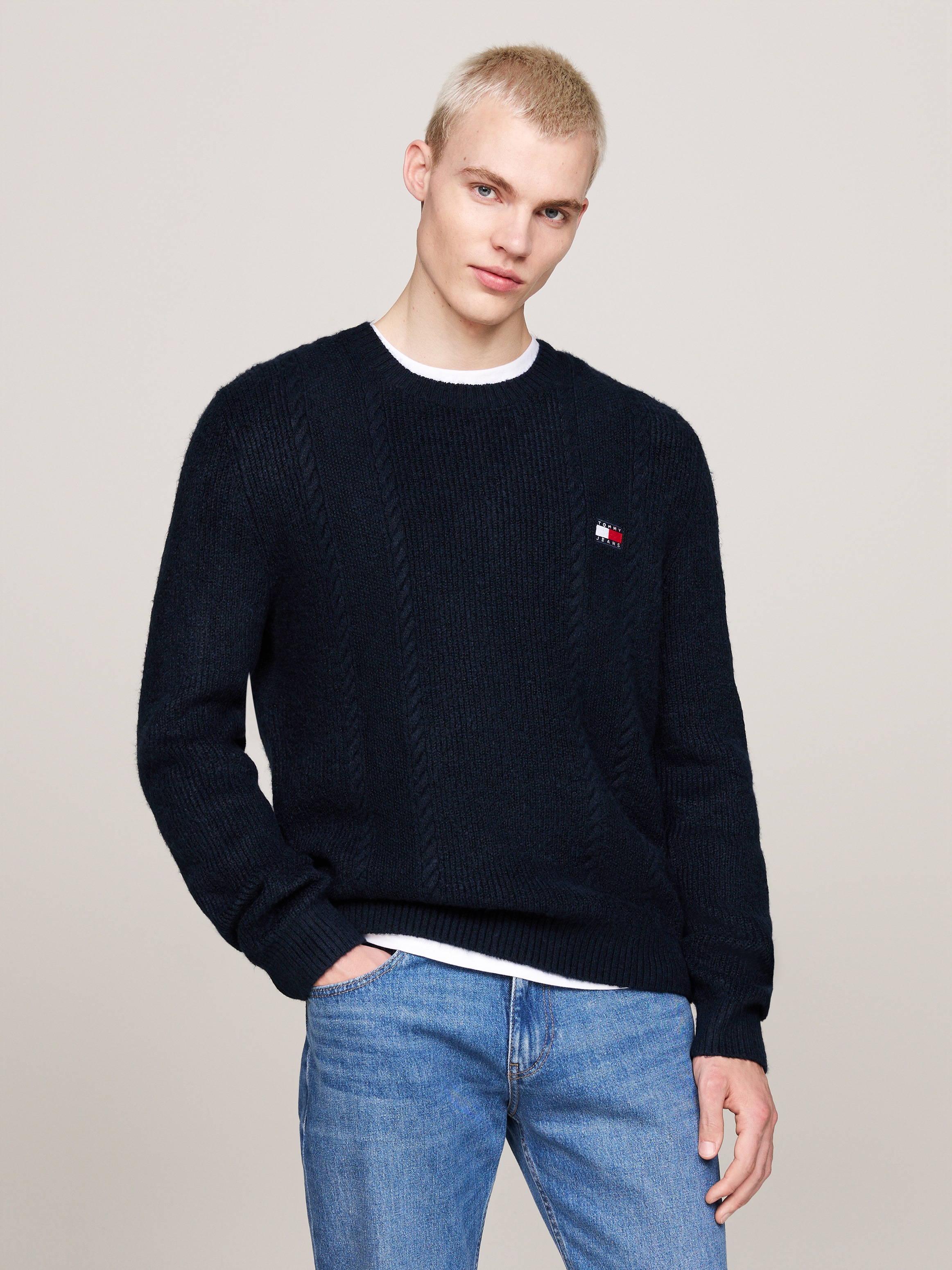 Sweatshirt »TJM SLIM CABLE KNIT CNECK«, mit bestickten Markenlogo, Strickmuster