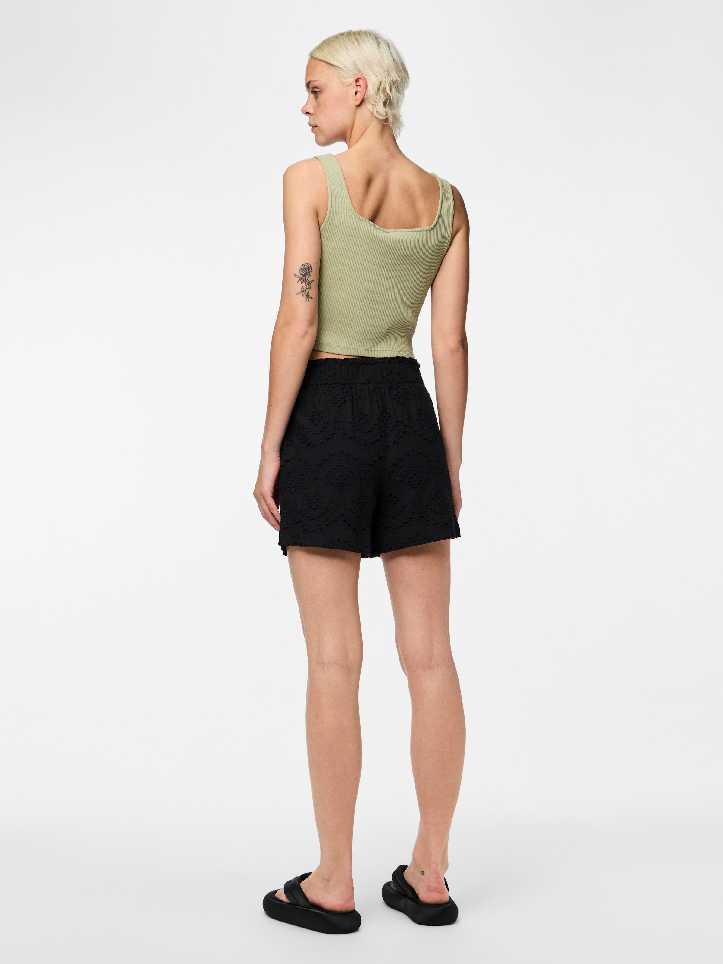 pieces Short »PCVILDE MW SHORTS WVN NOOS«  avec broderie ajourée