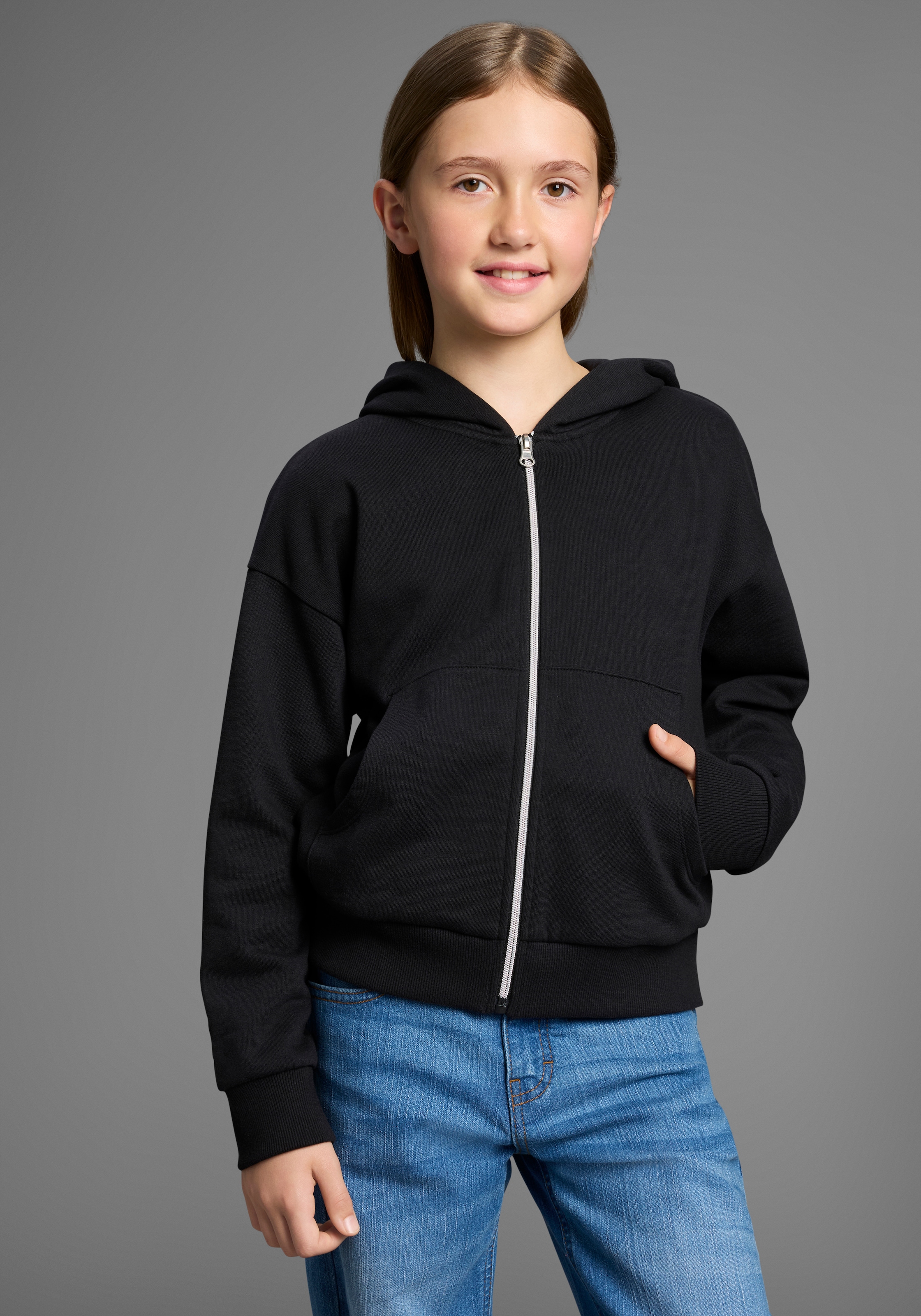 Image of KIDSWORLD Kapuzensweatjacke "Lässige Sweatjacke mit kleinem Herz-Stickerei am Ärmel" Must-Have Basic Sweatjacke mit kleiner Deko-Stickerei, lockere Form