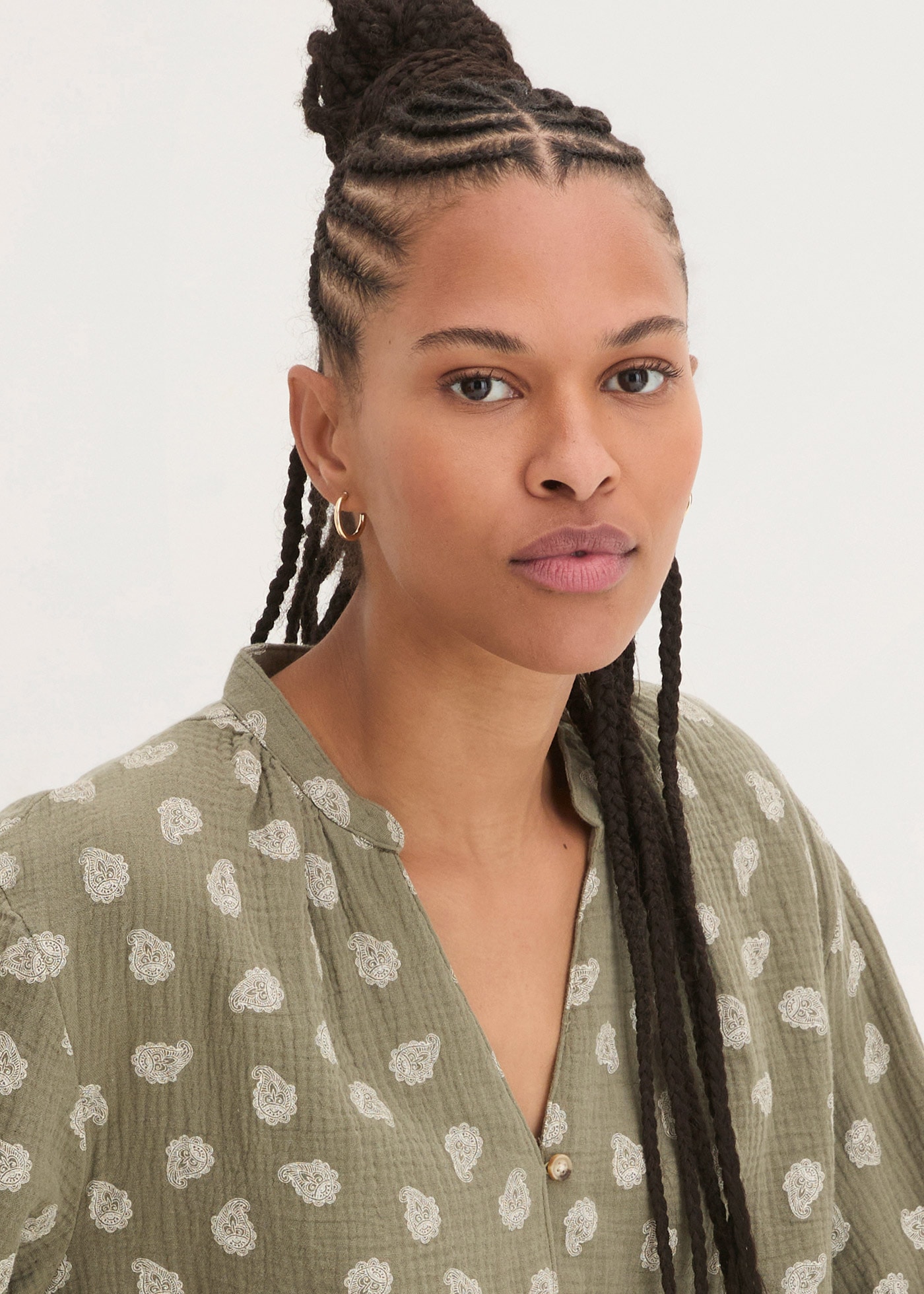 bonprix Blouse à manches longues »Oversize-Bluse aus luftigem Musselin« Oversize-Passform, für den Alltag, aus Musselin, mit V-Ausschnitt