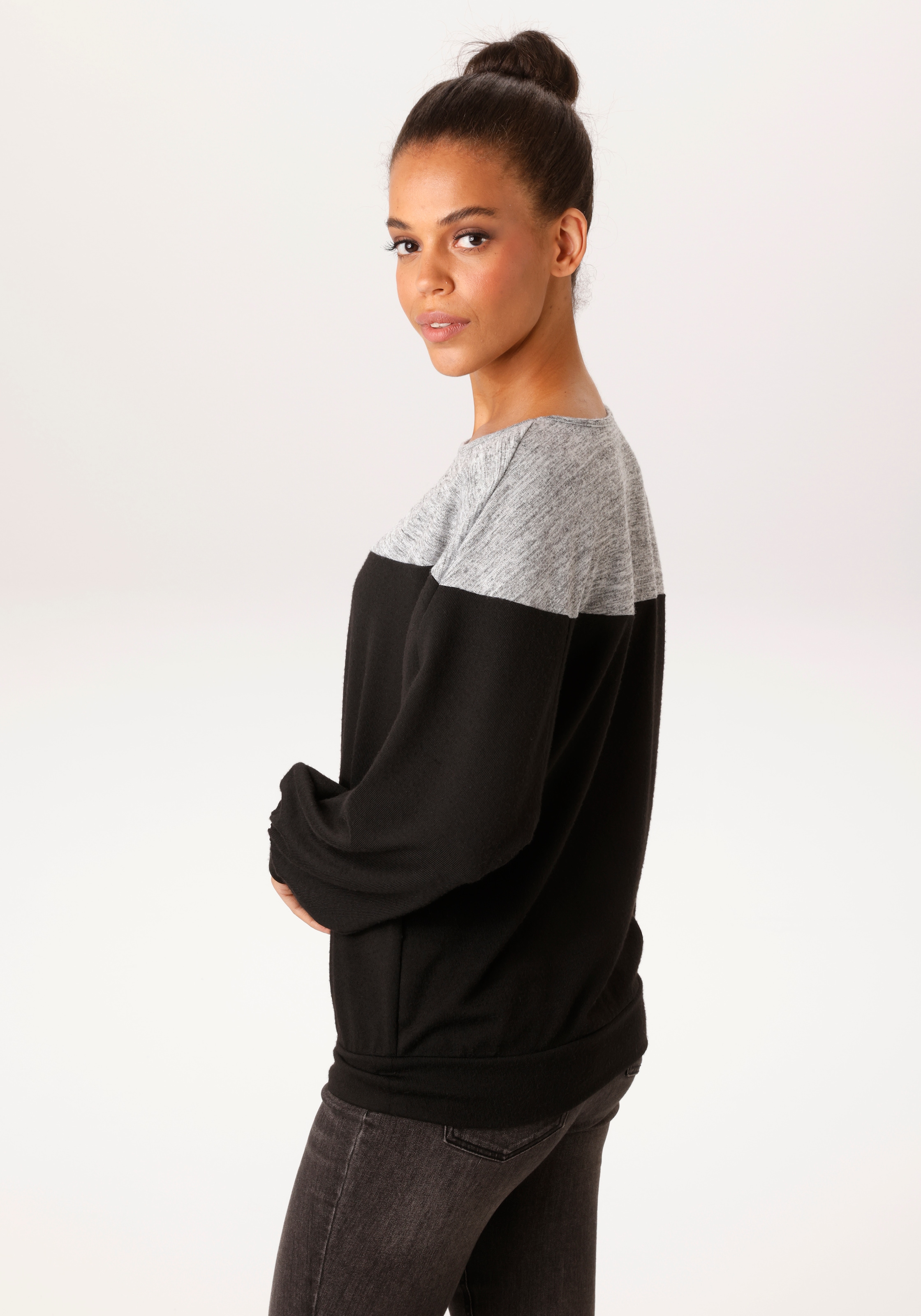 Image of Aniston CASUAL Sweatshirt, mit asymmetrischem Farbeinsatz