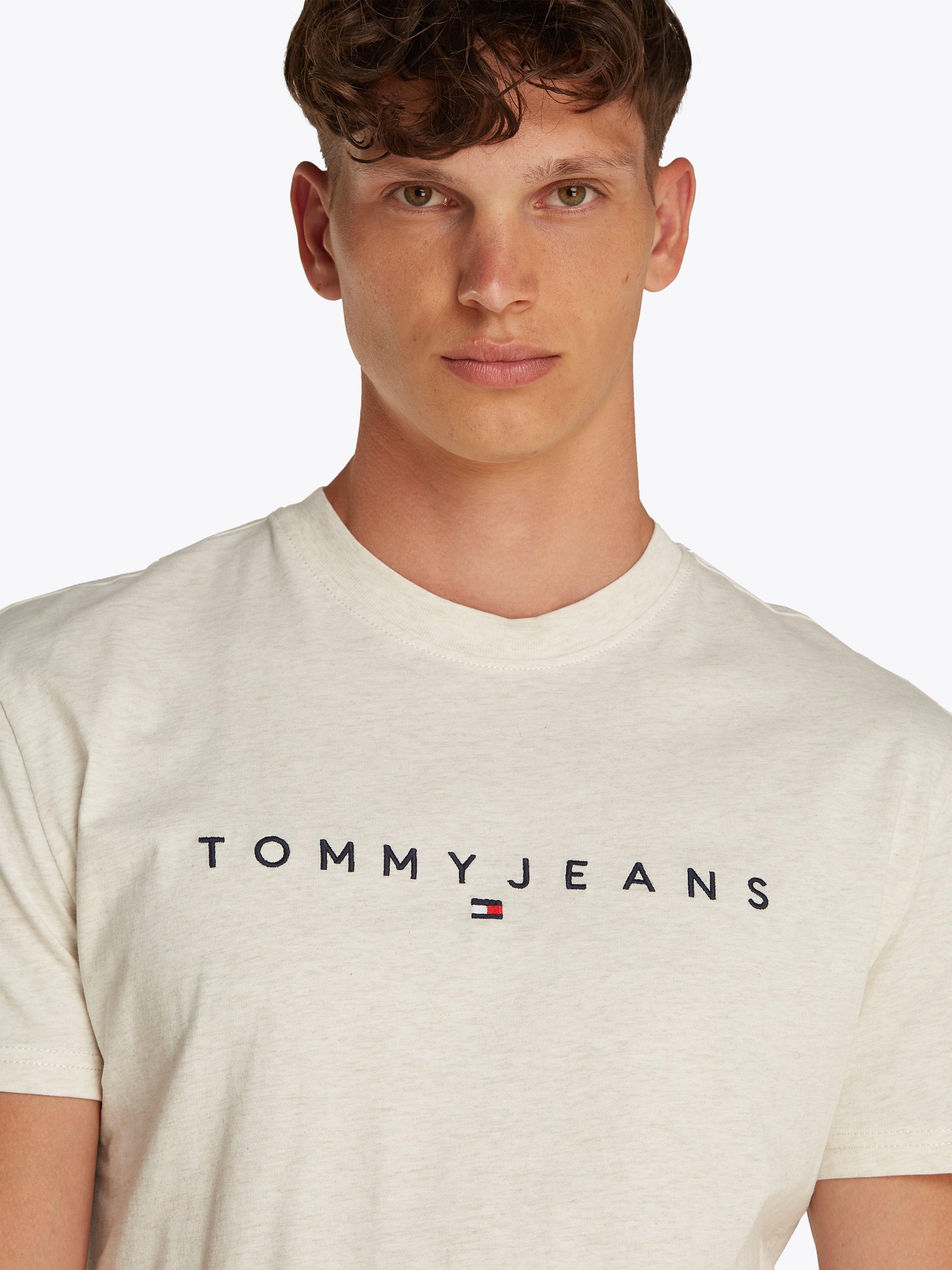 Tommy Jeans Plus Rundhalsshirt »TJM REG LINEAR LOGO TEE EXT«, in Grosse Grössen, Logodruck und Stickerei