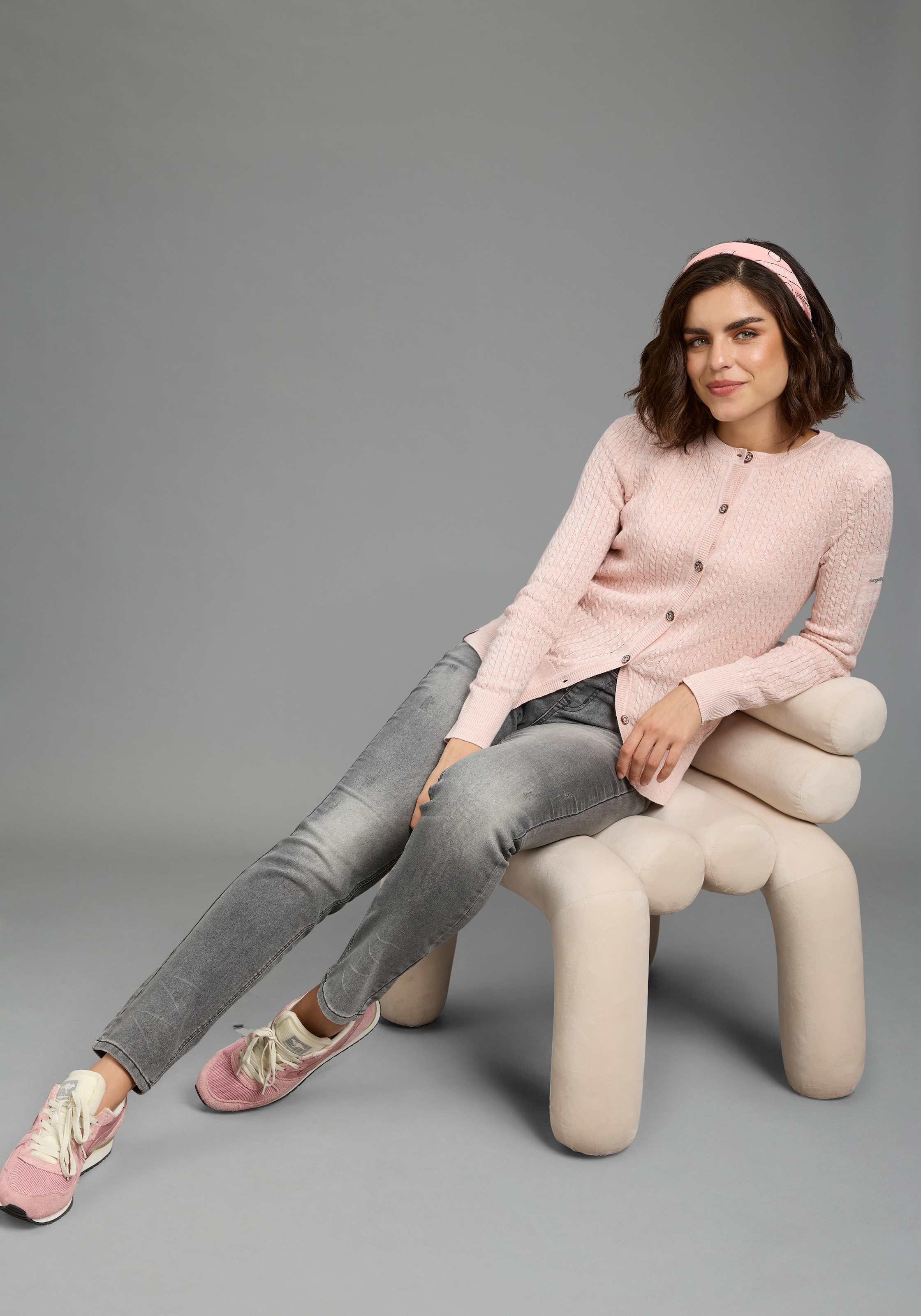 KangaROOS Strickjacke hüftlange Form, figurbetonte Passform, aus Feinstrick und Strick