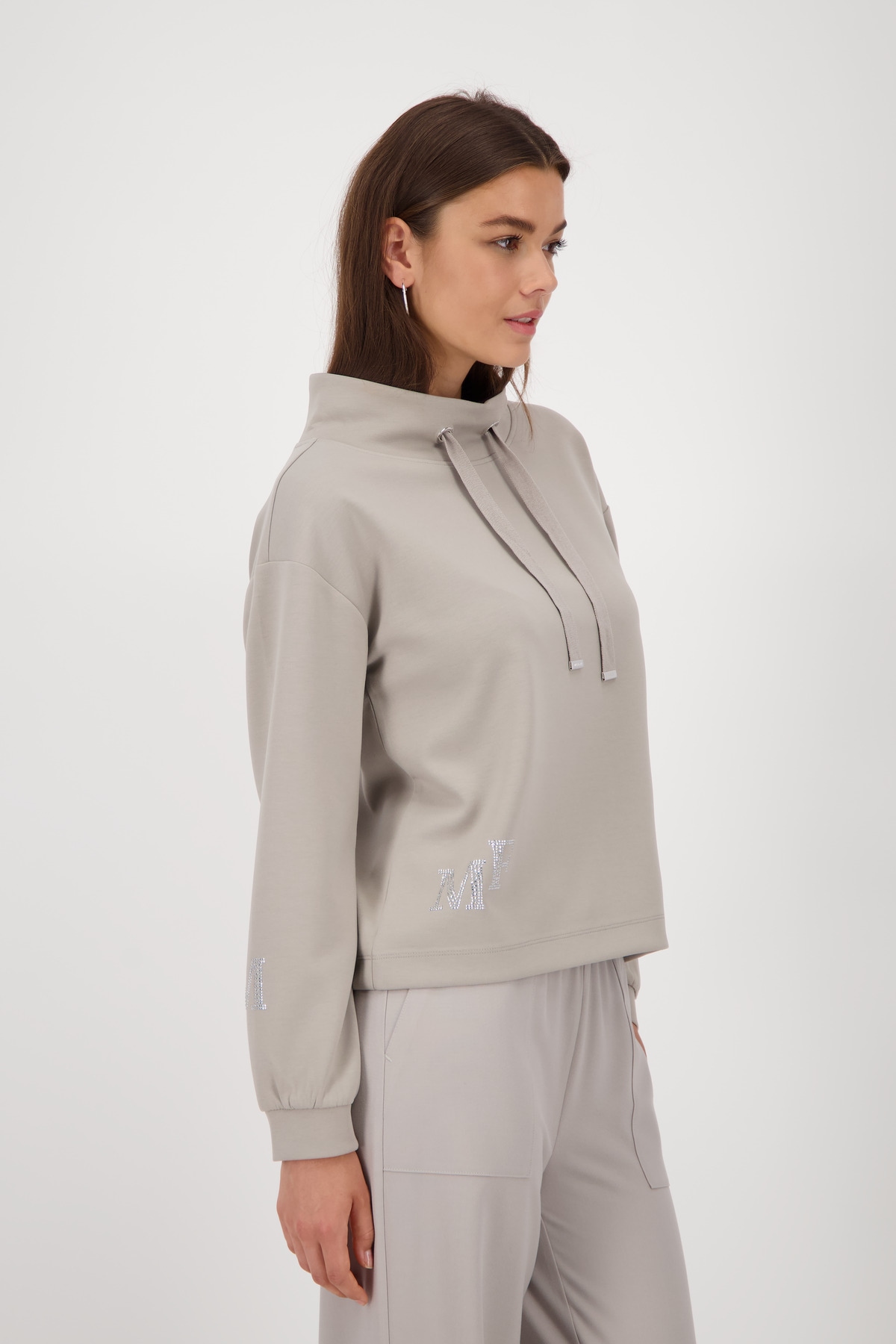 Monari Sweatshirt »Sweatshirt Schmuckdetail«, Stehkragen mit Bindeband, Logo aus Strasssteinen