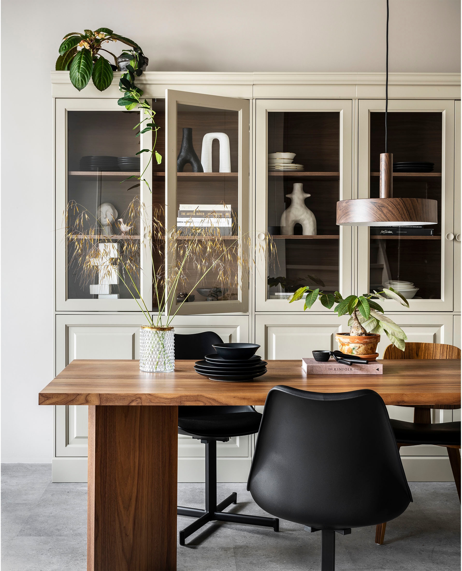 WOOOD Vitrine »Chow Kiefernholz mit Glastüren und Sierleisten H 215 x B 105 x T 40 cm« Elegante Details, Einfach zu montierbar, Pfleigleicht