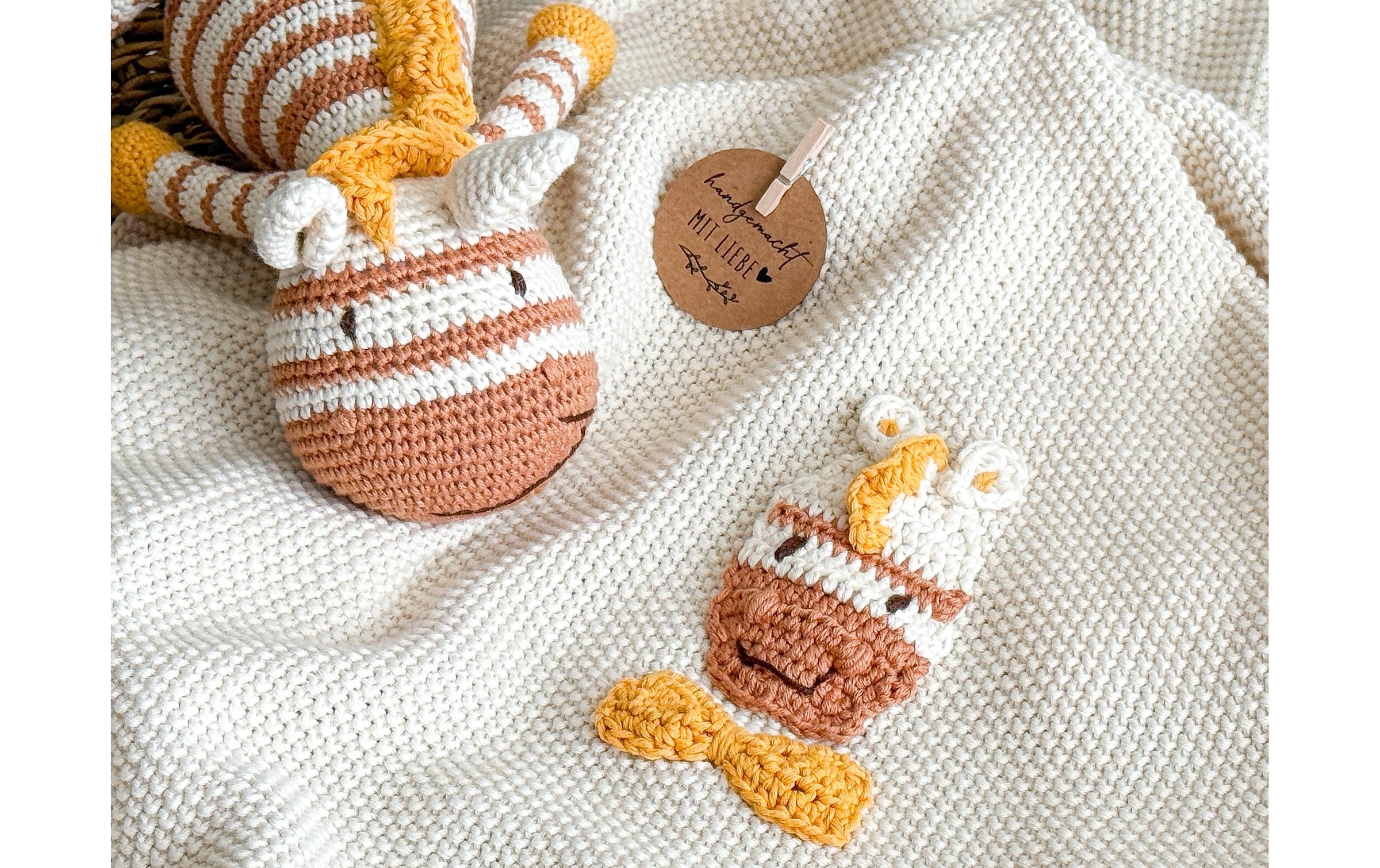   Neugeborenen-Geschenkset »Welcomebabybox Enno – Decke & Zebra« 2 Stk. Kuschelige 2-teilige Geschenkbox für Babys