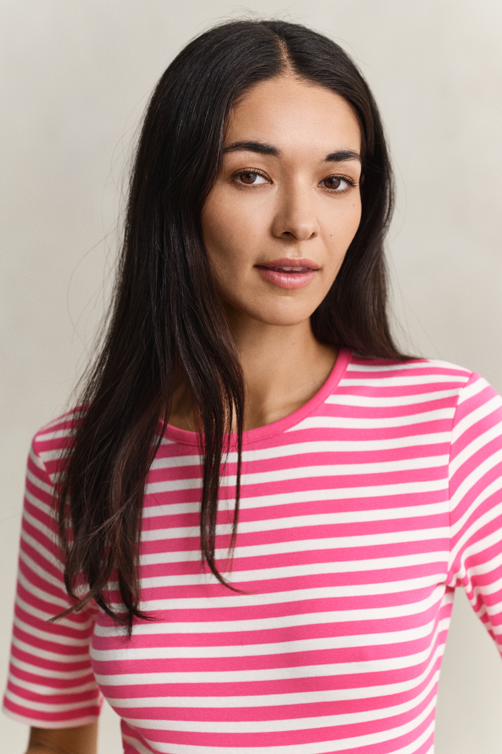 Gant T-shirt »SLIM STRIPED 1X1 RIBBED KA T-SHIRT« mit dezentem Logoschriftzug am Ärmelabschluss