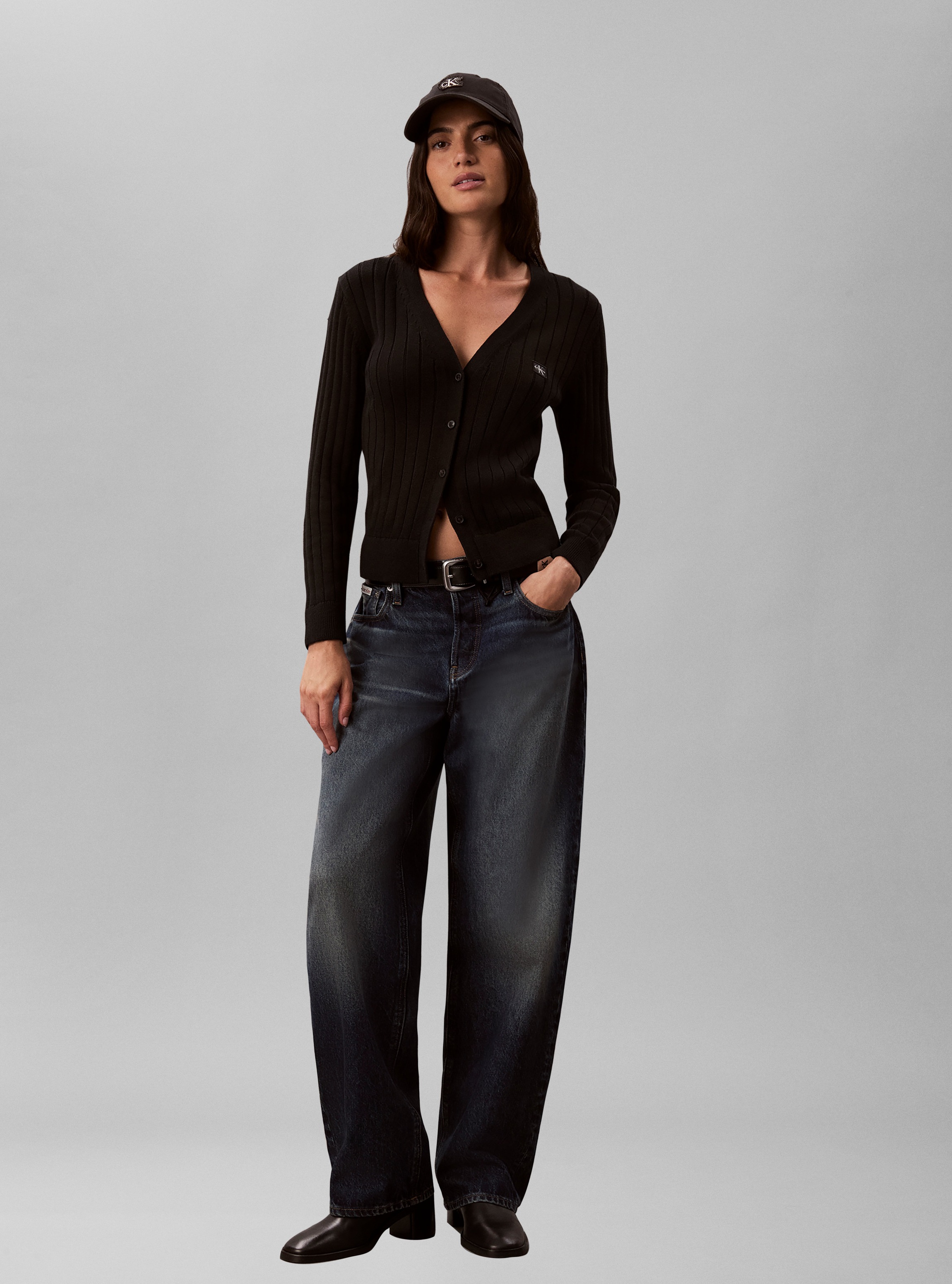 Calvin Klein Jeans V-Ausschnitt-Pullover »WOVEN LABEL CARDIGAN« Regular fit mit V-Ausschnitt
