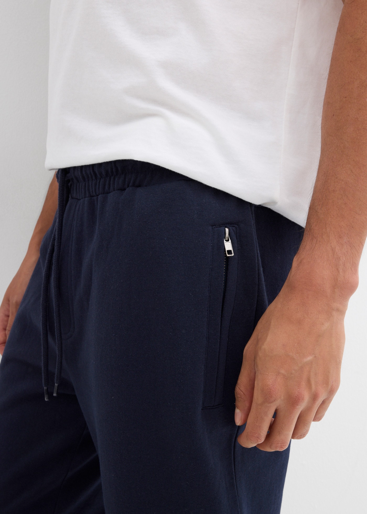 bonprix Jogginghose  mit Reissverschlusstaschen, aus Baumwolle und Polyester, Regular Fit