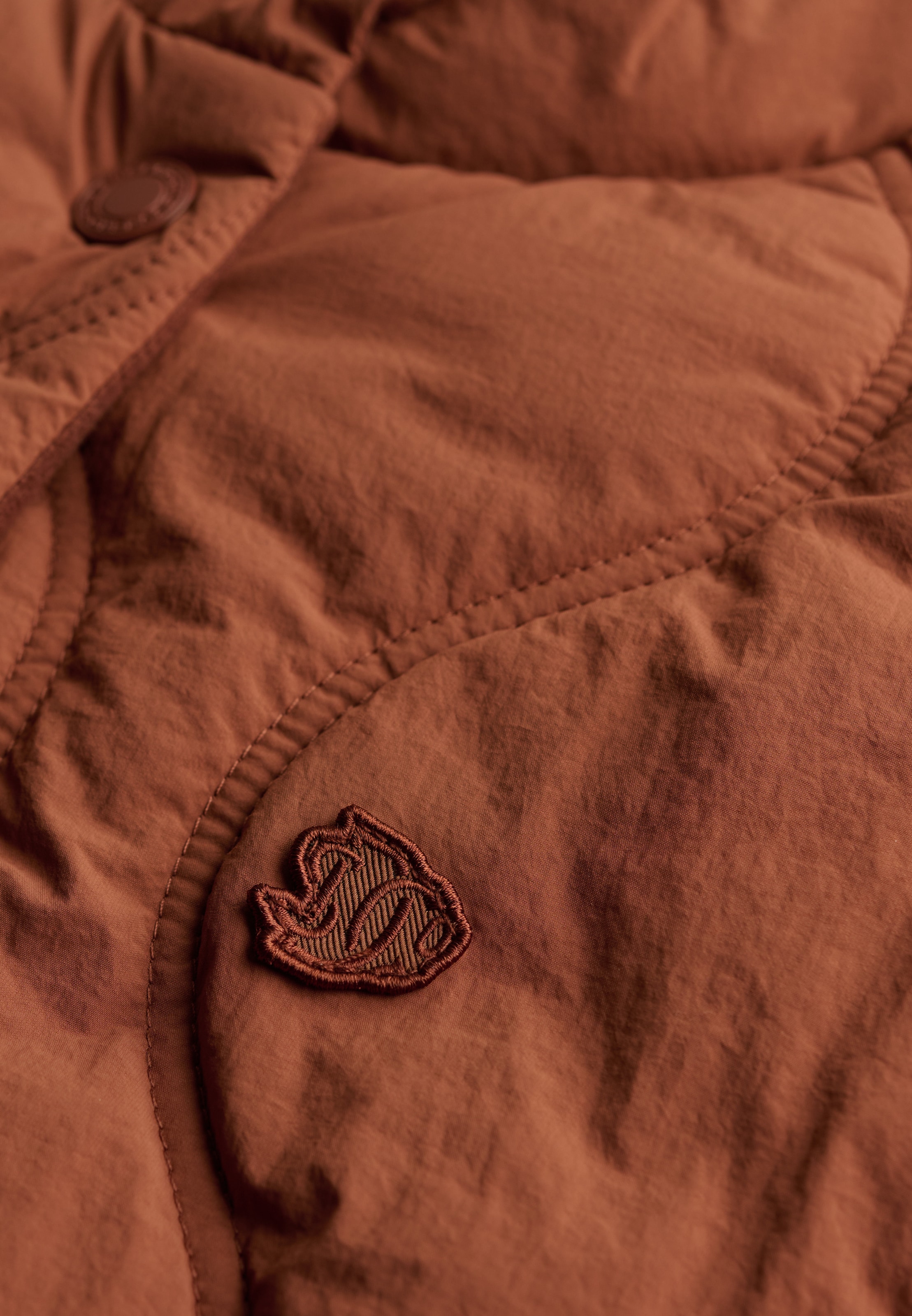 Superdry Gilet matelassé »ONION QUILT CRINKLE SNAP GILET« en nylon, coupe slim, avec fermeture éclair, longueur normale