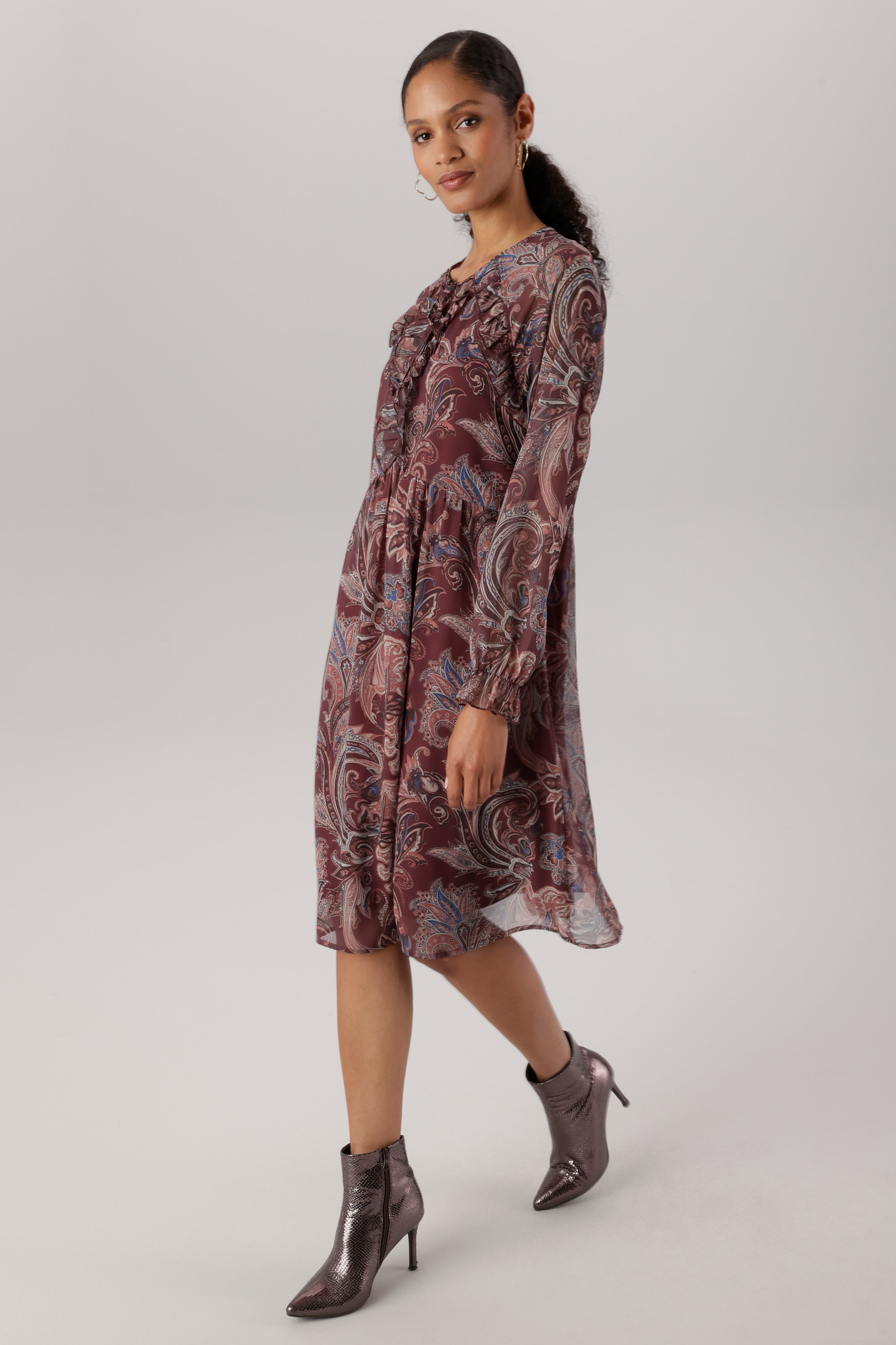 Image of Aniston SELECTED Chiffonkleid mit Volants entlang des Ausschnitts und den Ärmeln - NEUE KOLLEKTION