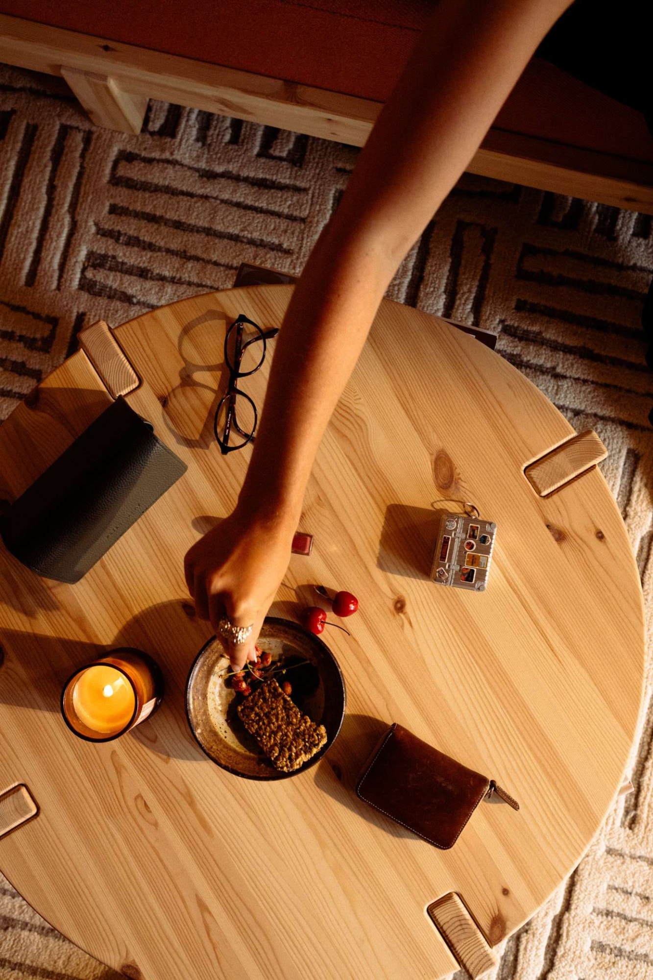 Karup Design Couchtisch »TUCK Coffee table round, Couchtisch, zeitloses Design, Made in Europe« Praktischer Stauraum, platzsparend, FSC®-zertifiziertem Massivholz