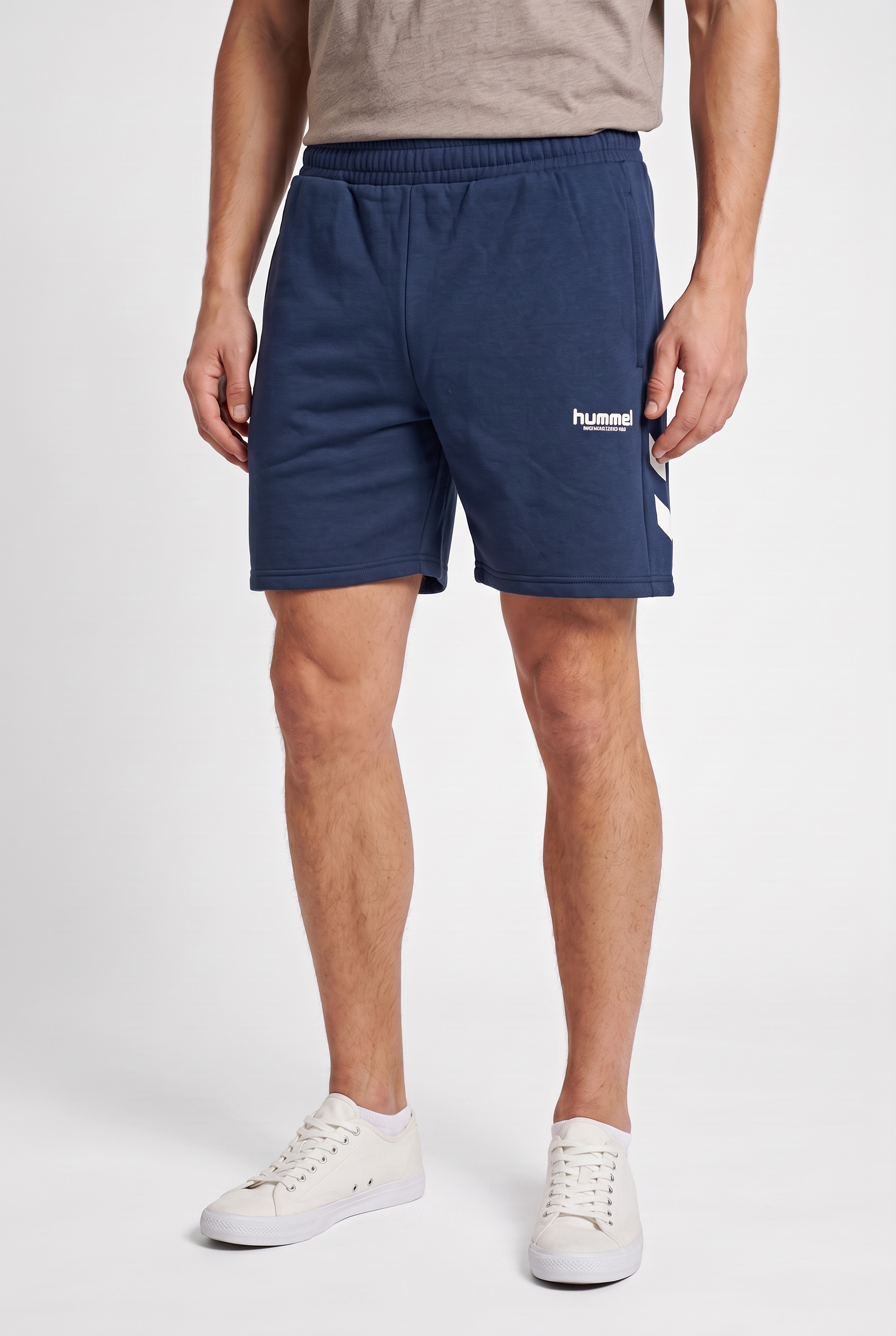 Image of hummel Sweatshorts "HMLLEGACY 2.0 SHORTS" aus Baumwolle und Polyester, schnelltrocknend, sportlicher Stil