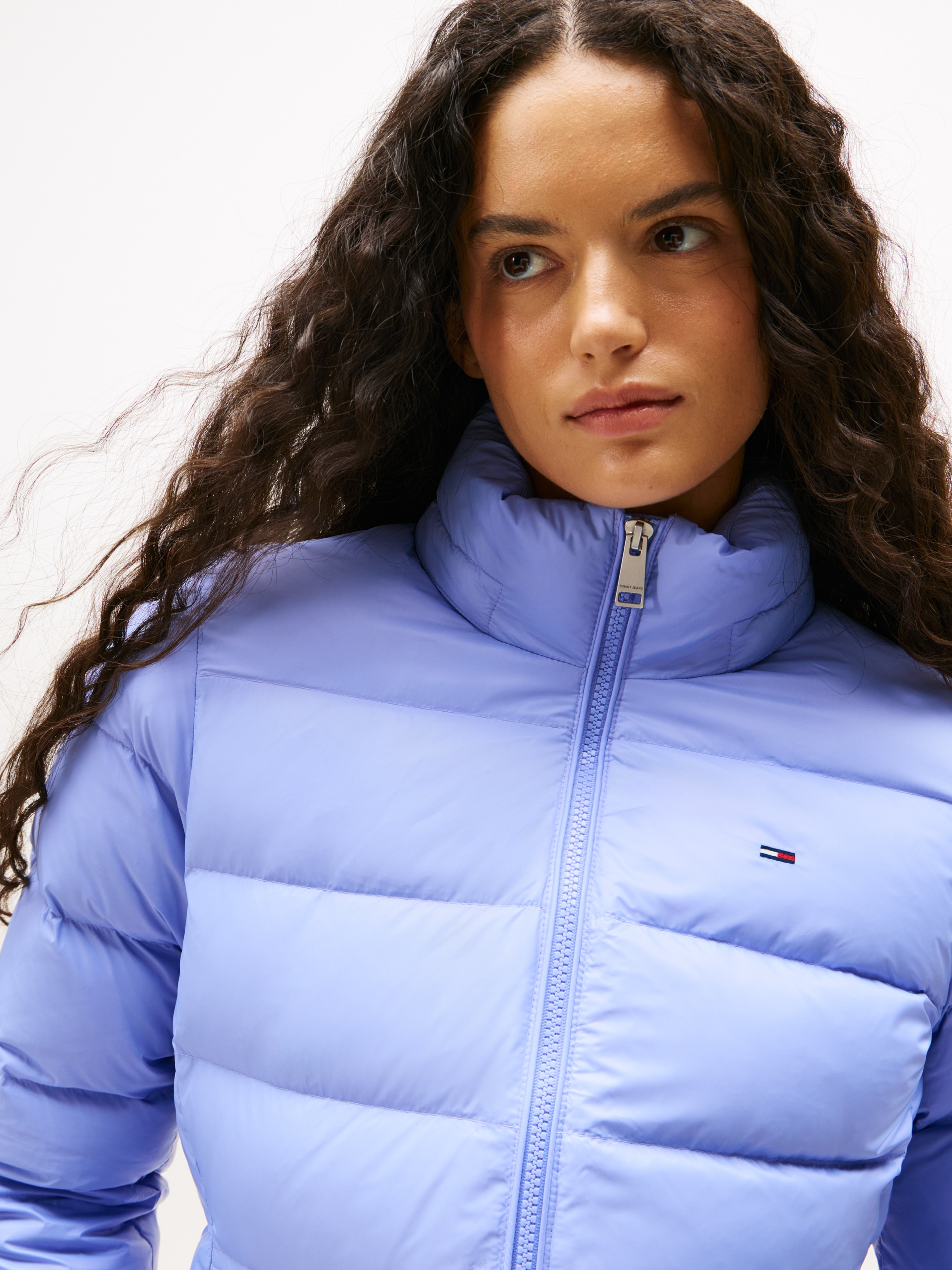 Tommy Jeans Veste matelassée »TJW BASIC HOODED DOWN JACKET EXT« avec capuche avec broderie du logo