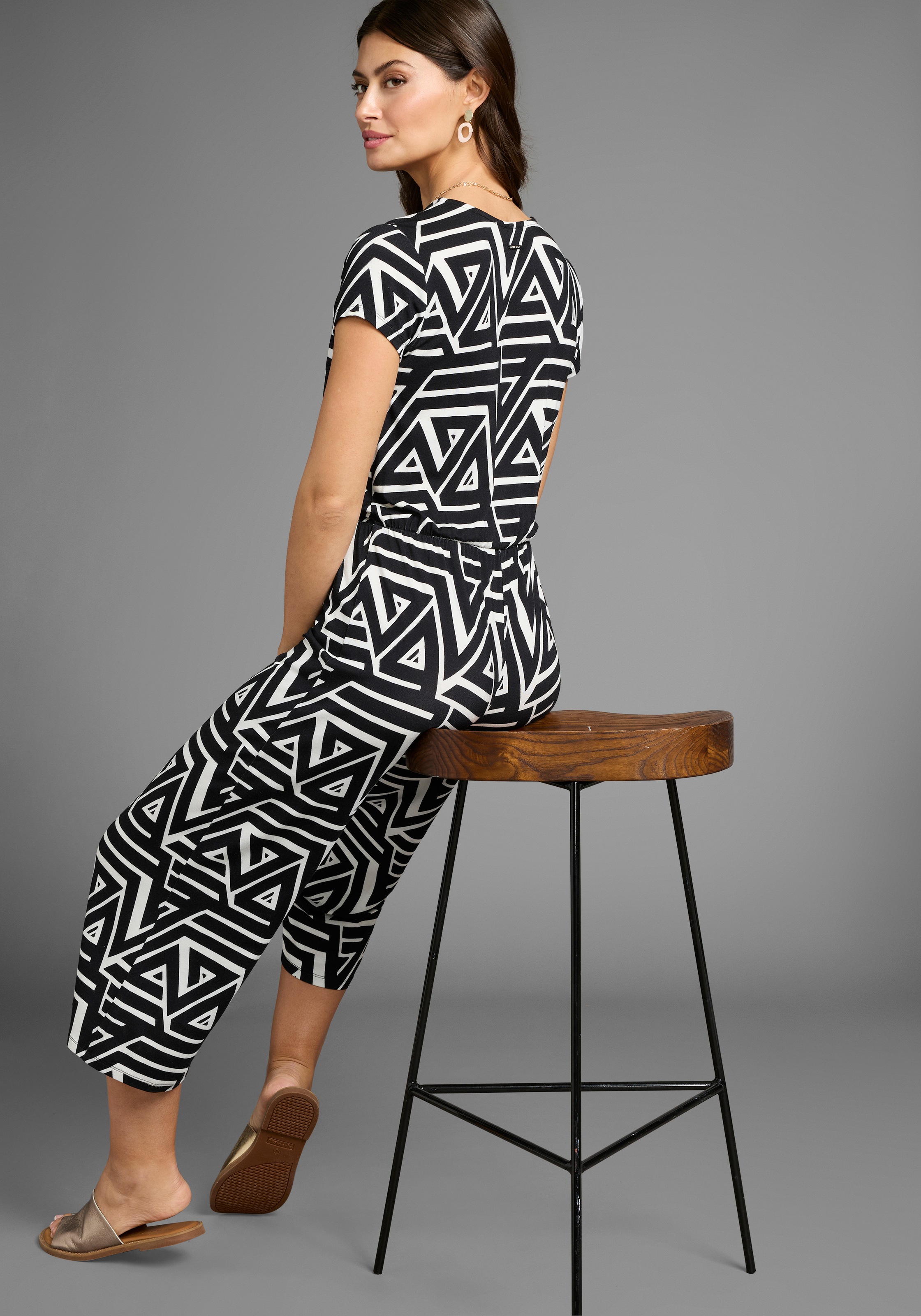 Laura Scott Jumpsuit mit V-Ausschnitt