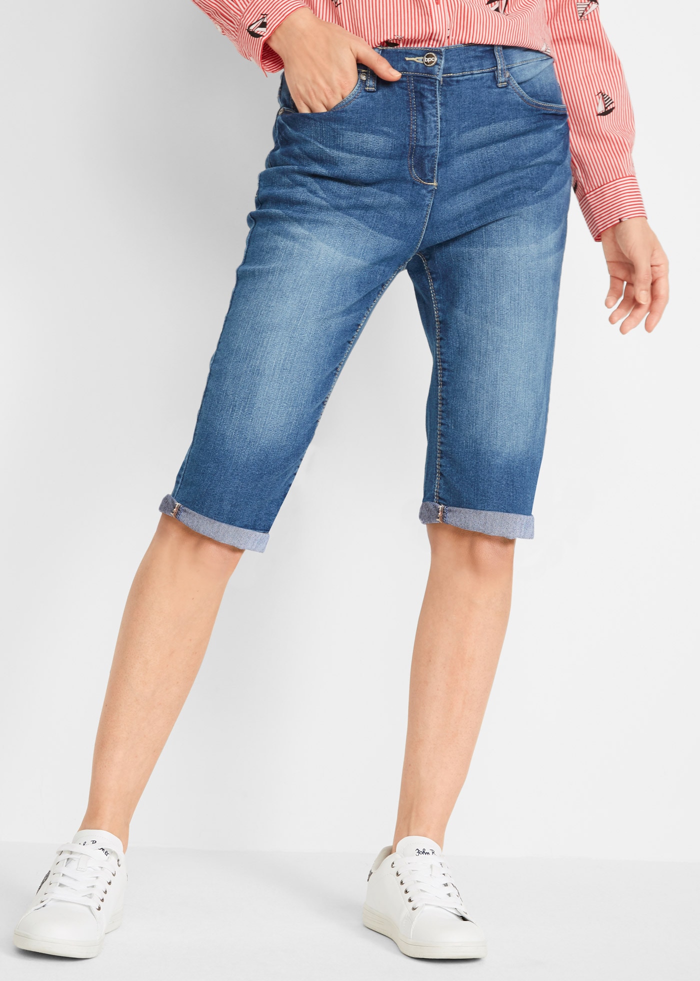 Image of bonprix Bermudas "Jeans Bermuda Mid Waist mit gekrempeltem Saum" aus Stretchstoff, mit Knopf- und Zipperverschluss, Regular Fit