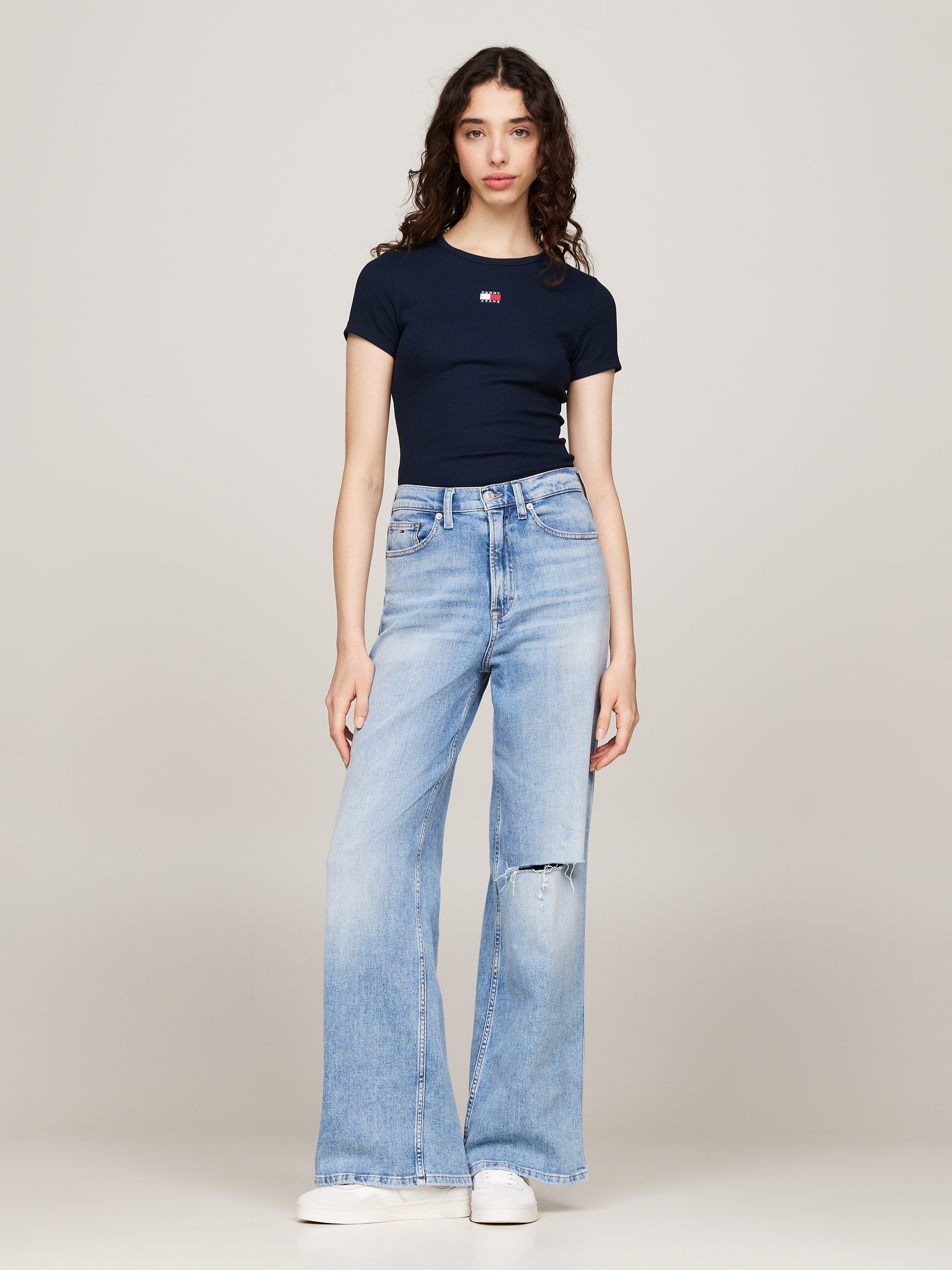 Tommy Jeans Rundhalsshirt »TJW SLIM BADGE RIB TEE«, in Rippoptik, mit Logo-Stickerei