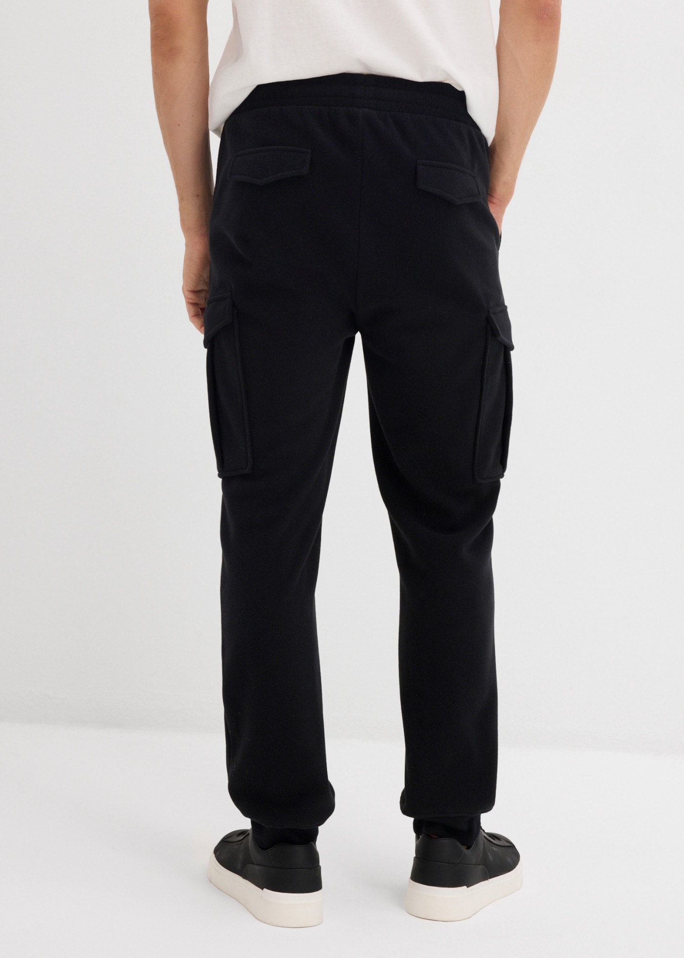 bonprix Pantalon de jogging  qualité agréable et douce, coupe Regular, style décontracté, en polyester