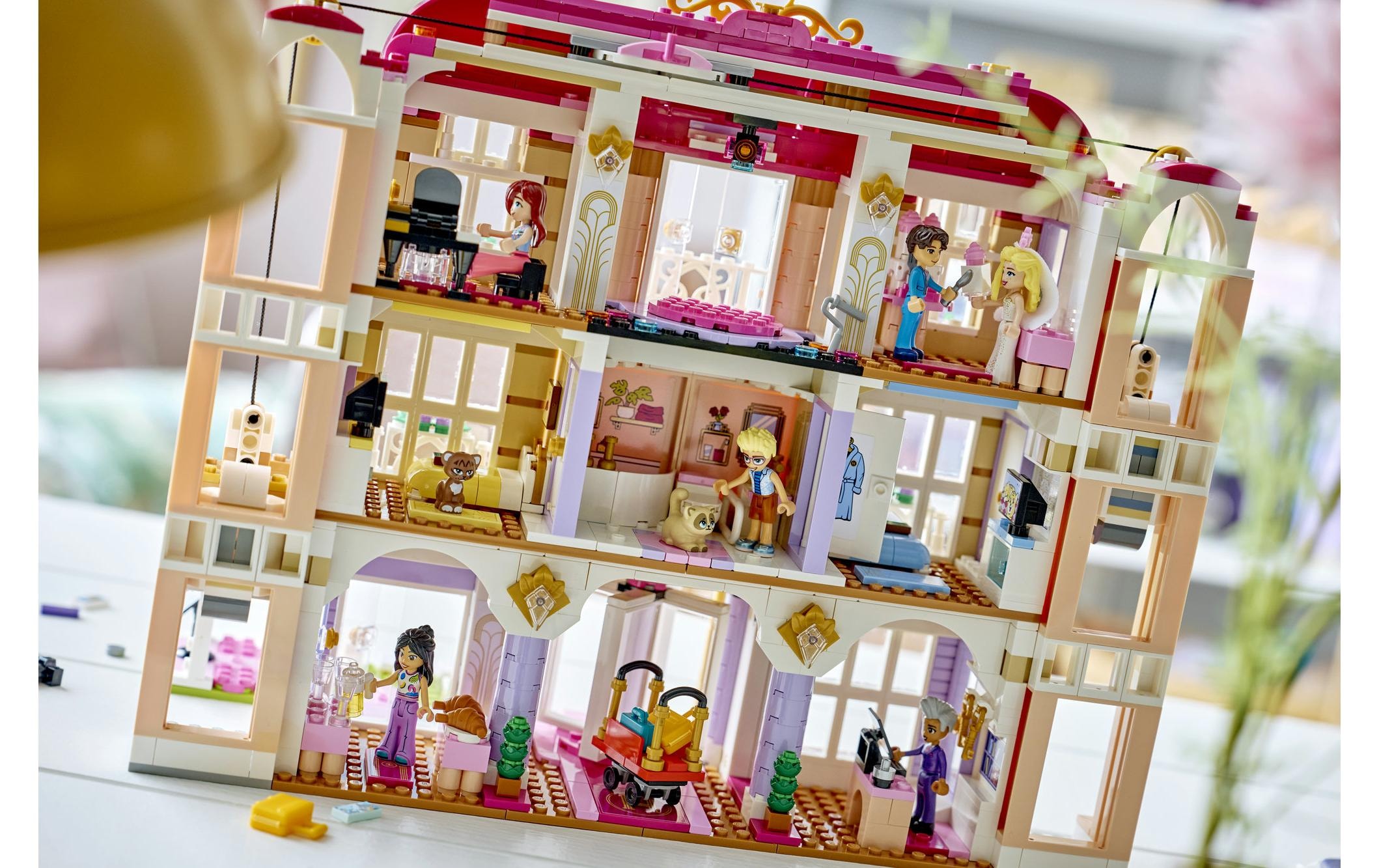LEGO® Konstruktionsspielsteine »Das Grandhotel von Heartlake City (42704), LEGO Friends« Made in Europe