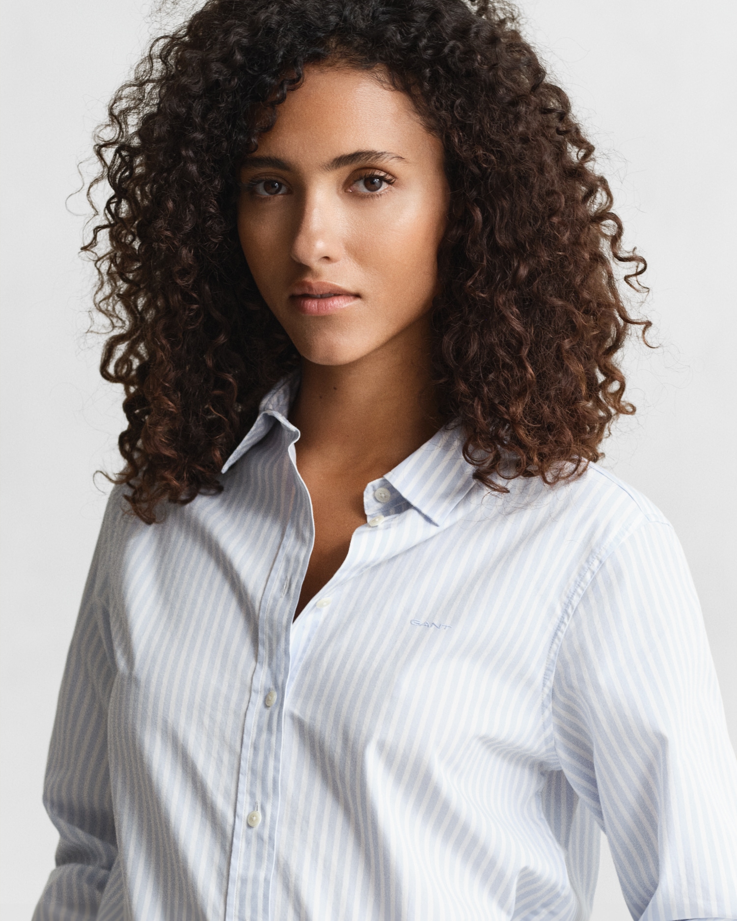 Gant Blouse chemise »REG POPLIN STRIPED SHIRT« mit einer kleinen Logostickerei auf der Brust