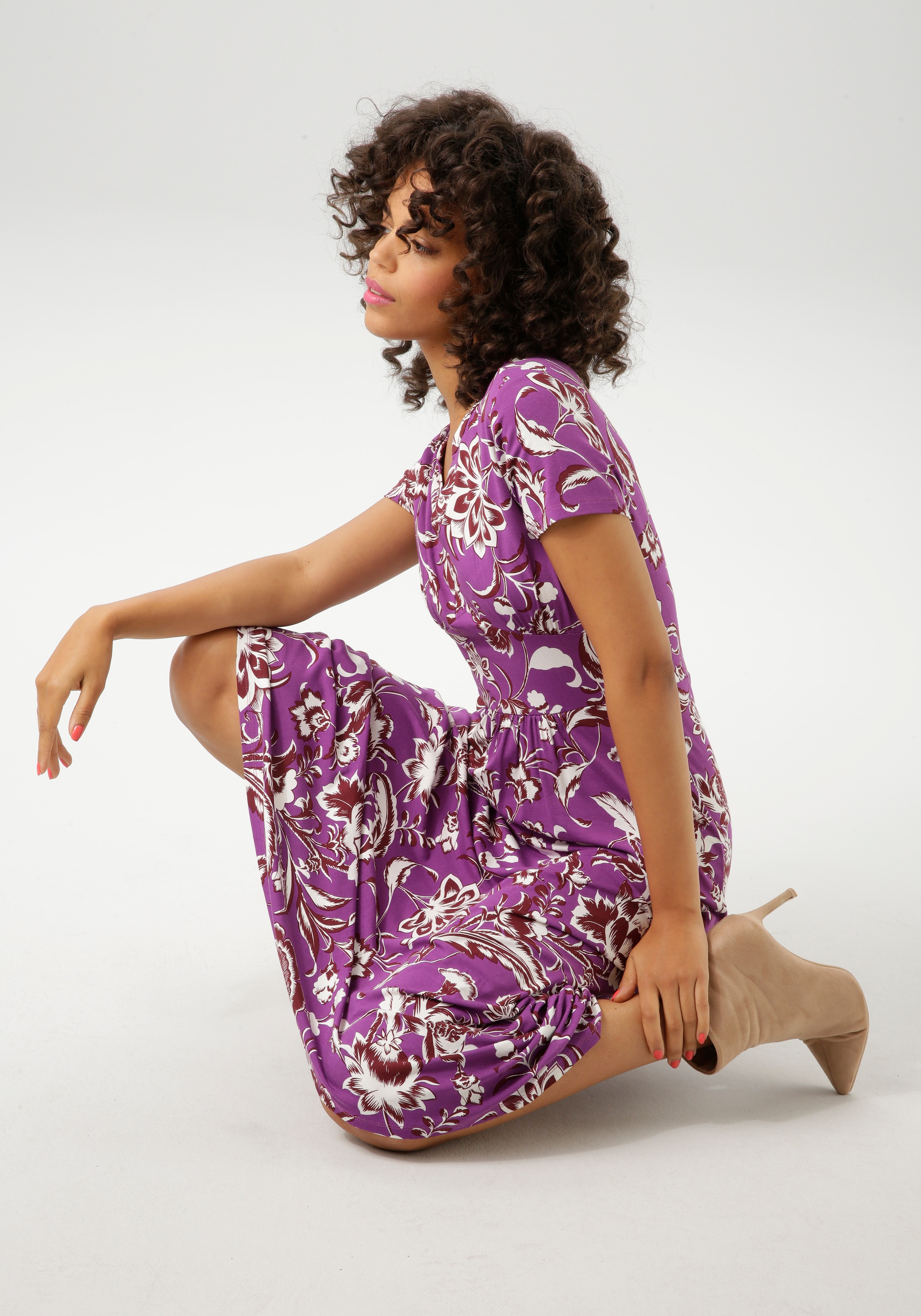 Aniston CASUAL Sommerkleid, mit grossflächigem Blumendruck