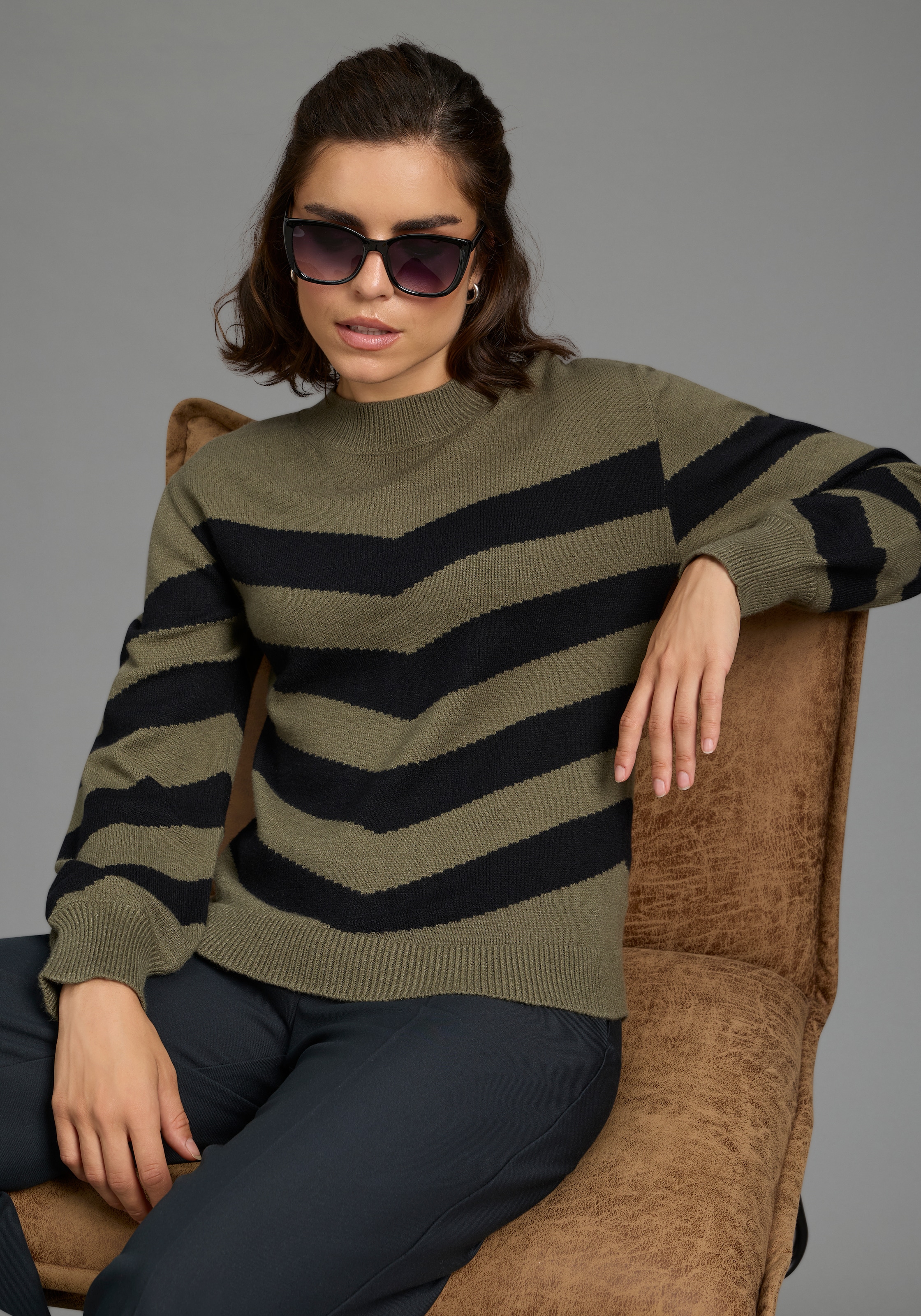 Image of Laura Scott Strickpullover "mit figurumspielender Passform" aus weicher Viskosemischung, mit Chevronmuster